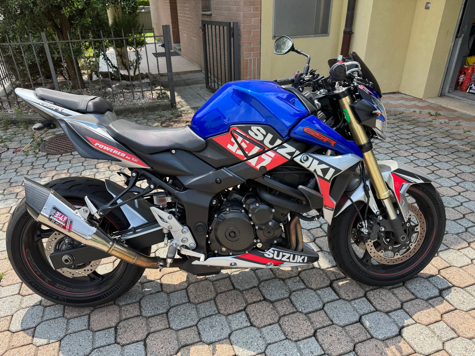 SUZUKI GSR 750-image-5