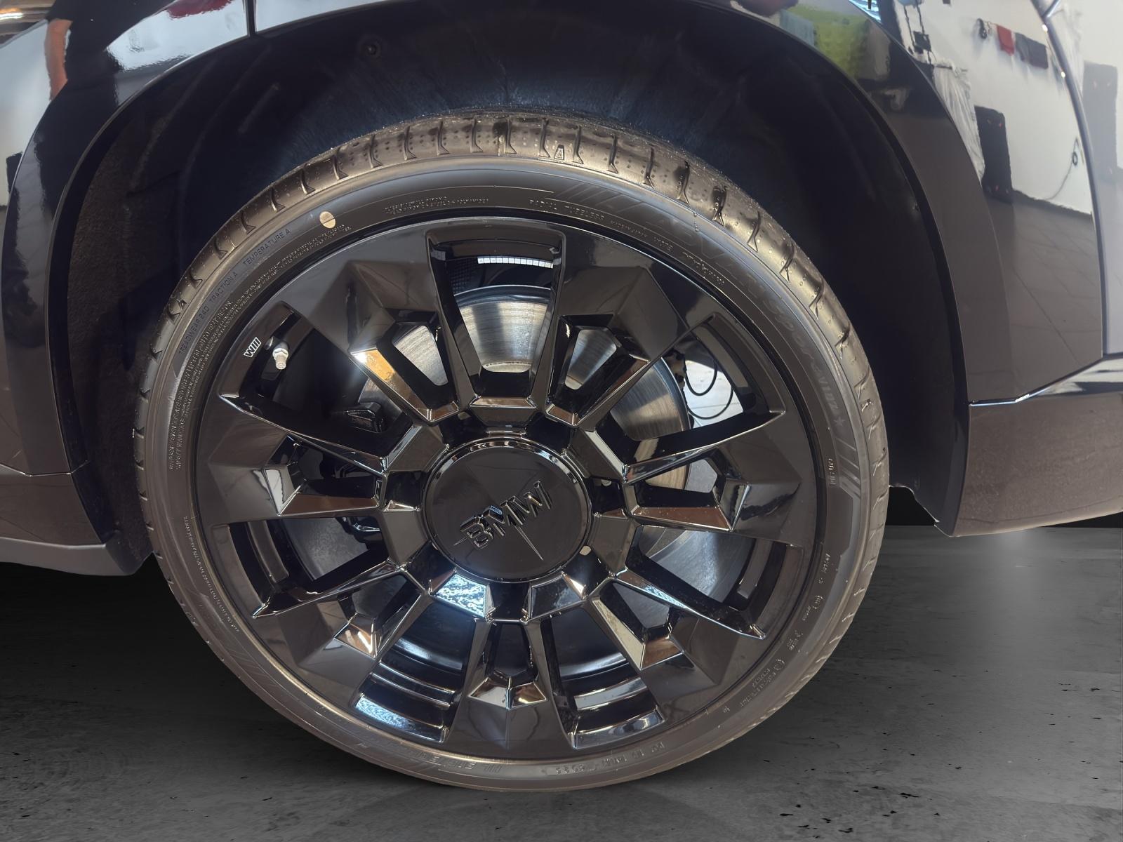 BMW XM 50e Plug-in Hybrid-image-9