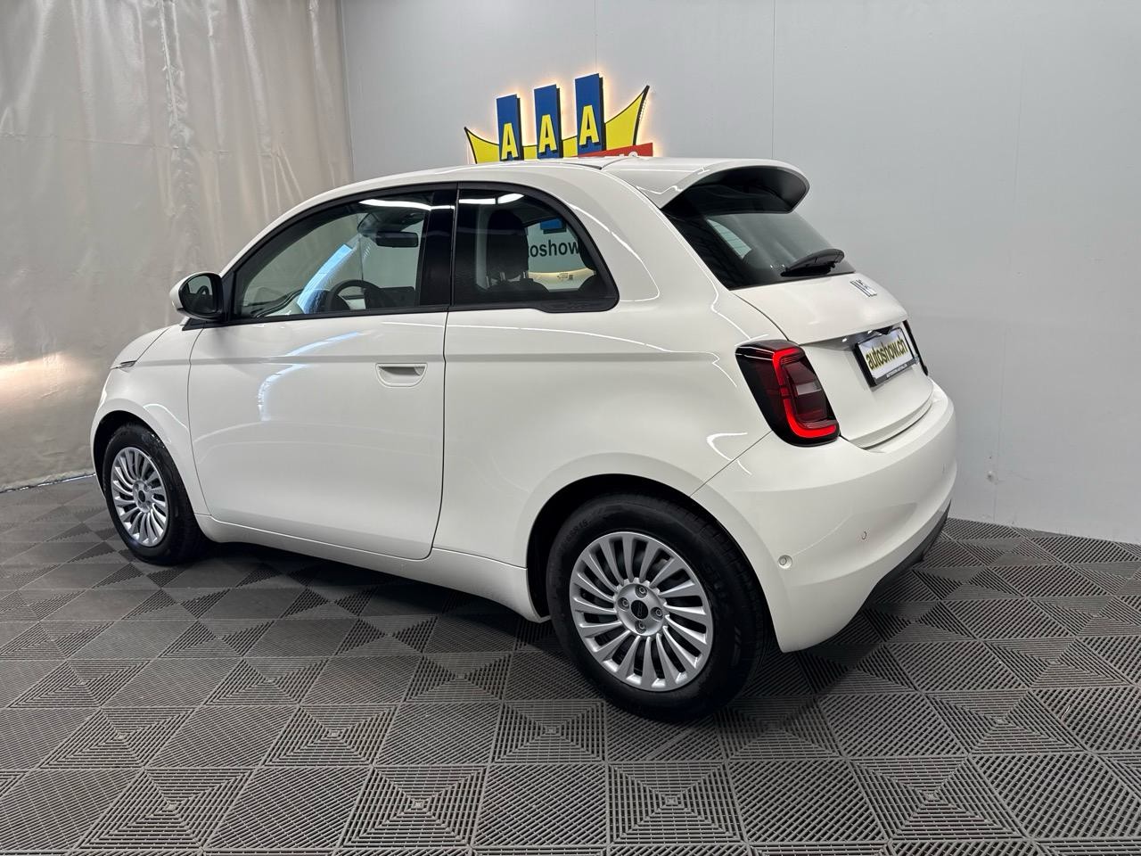 FIAT 500 electric 87 kW Cult-showroom-element-1