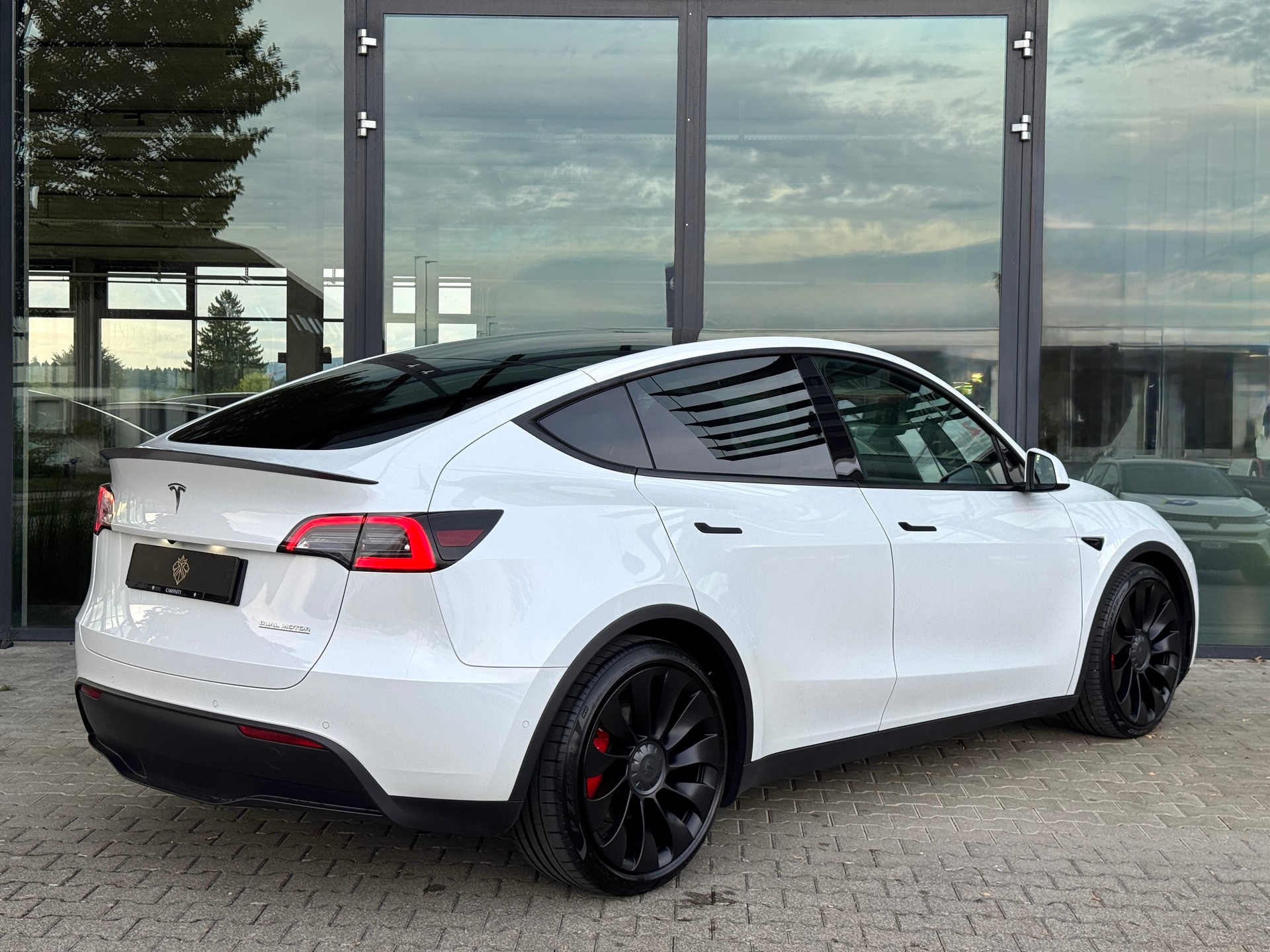 TESLA Model Y Performance / AMD Ryzen-showroom-element-3