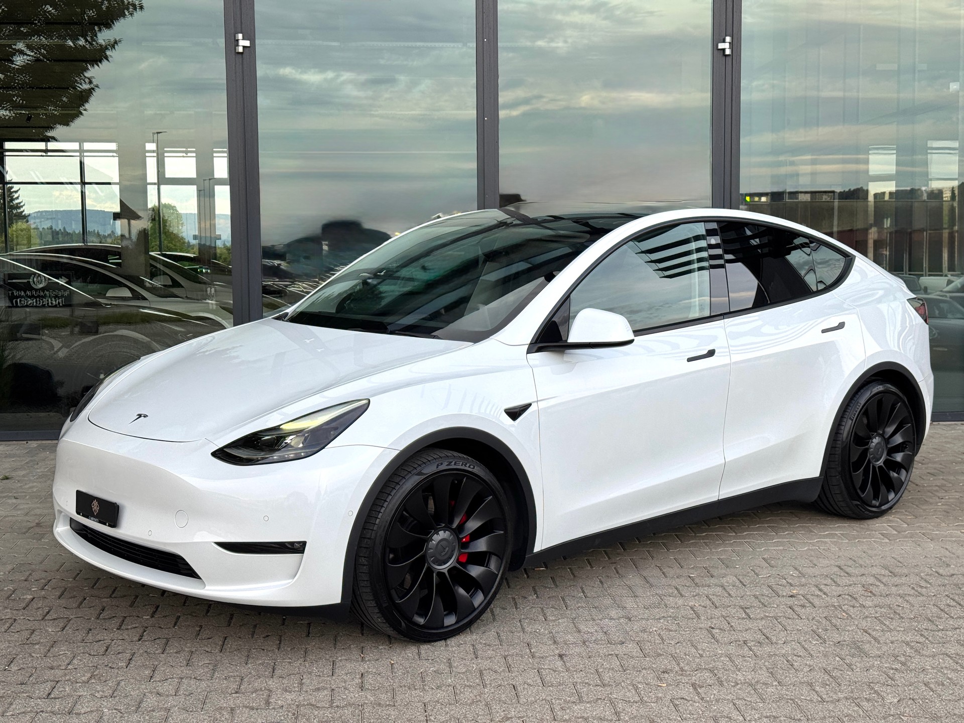TESLA Model Y Performance / AMD Ryzen-showroom-element-2