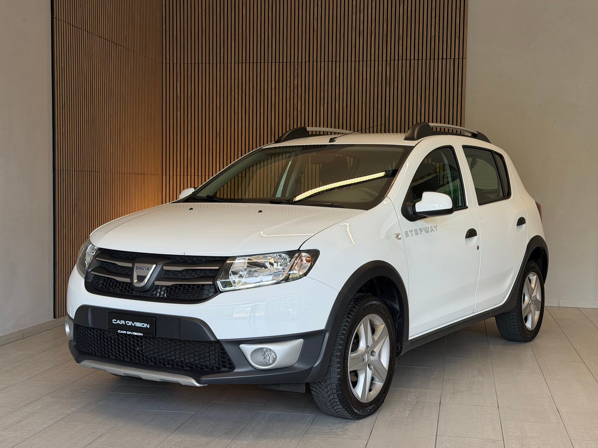 DACIA Sandero Tce 90 Stepway Lauréate Automatic-showroom-element-1