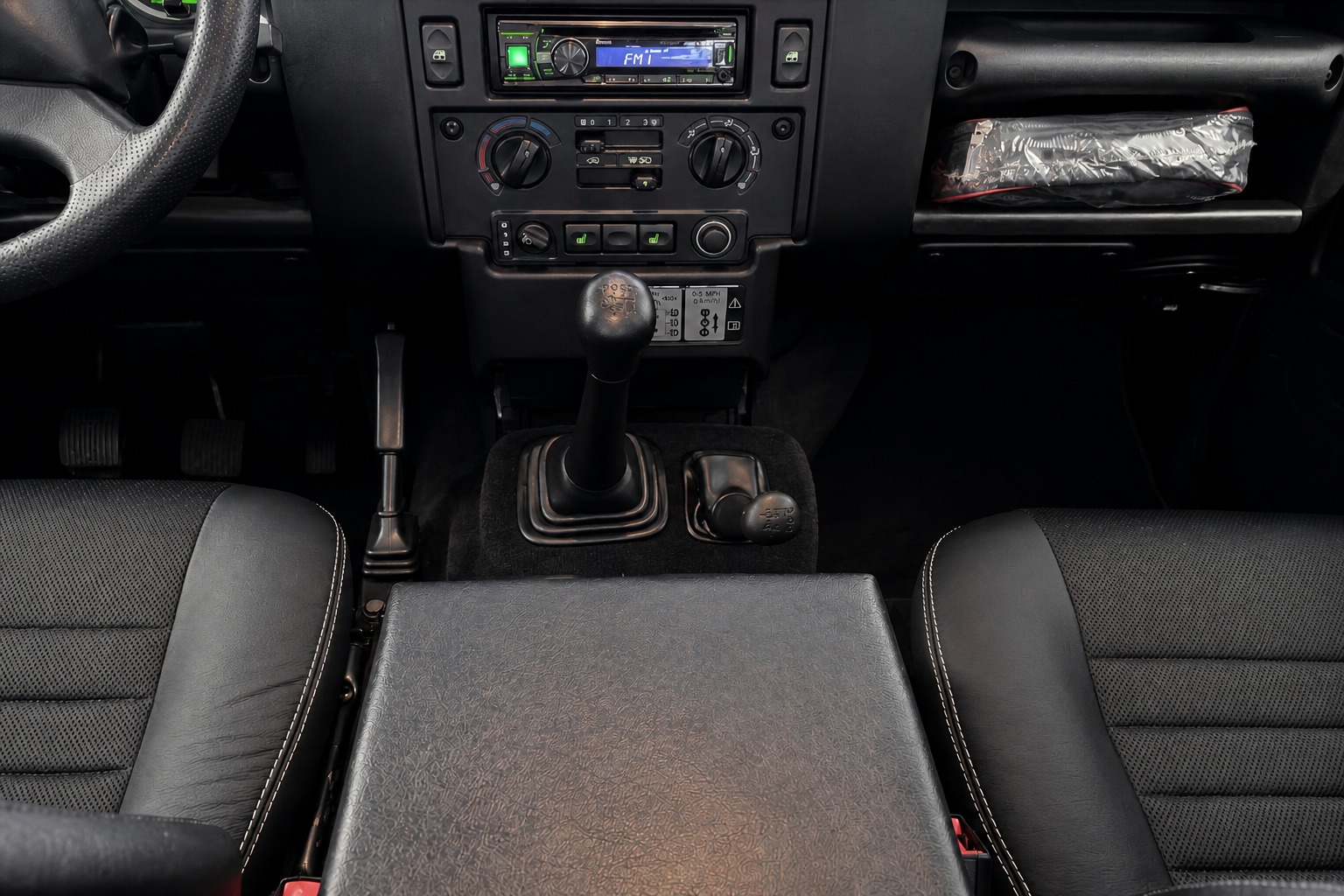 LAND ROVER Defender 90 2.2 TD4 SW-image-16