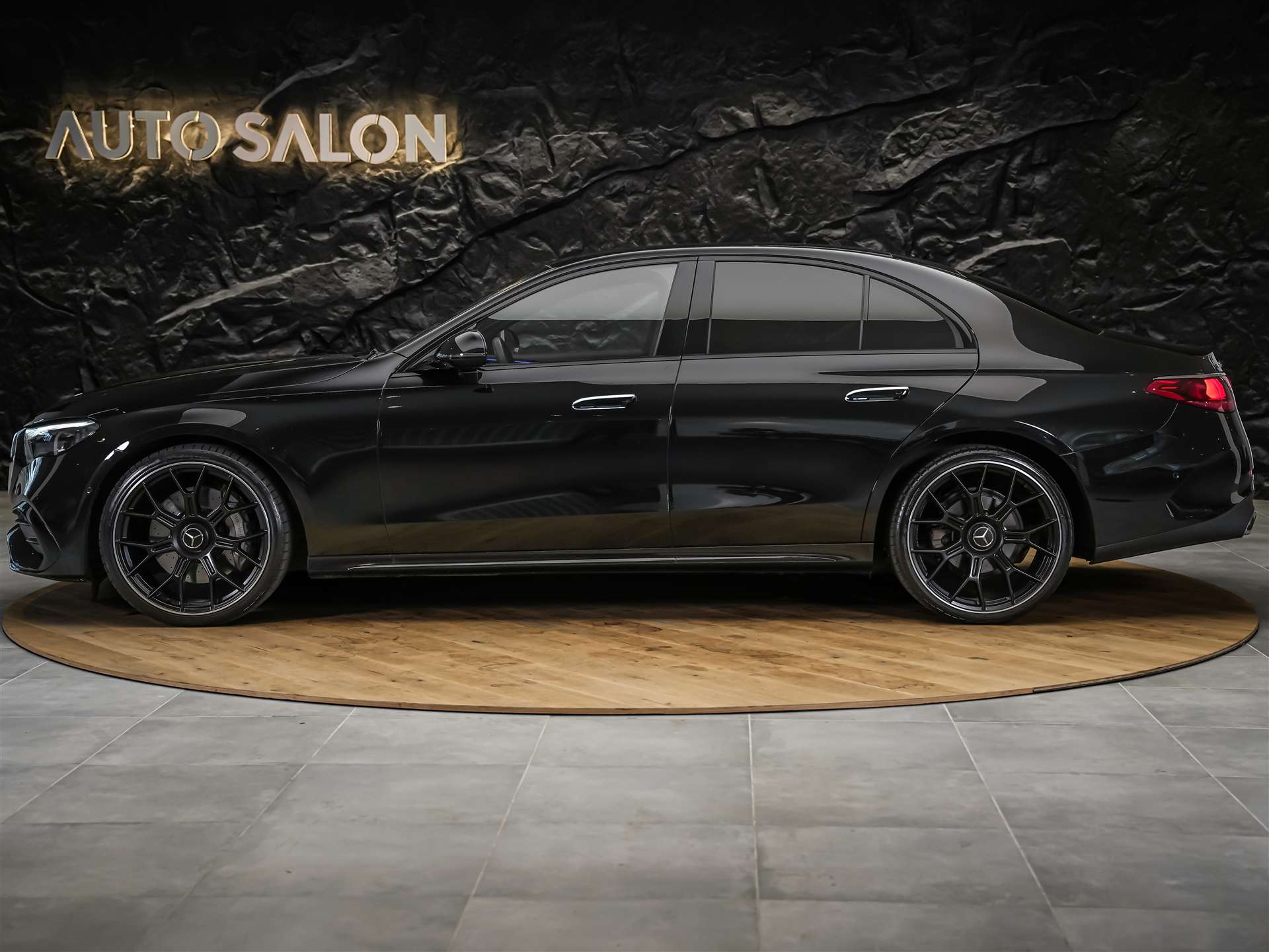 MERCEDES-BENZ E 220 d AMG Line 9G-Tronic 21" Felgen*Werksgarantie*Lenkradheizung*-showroom-element-2