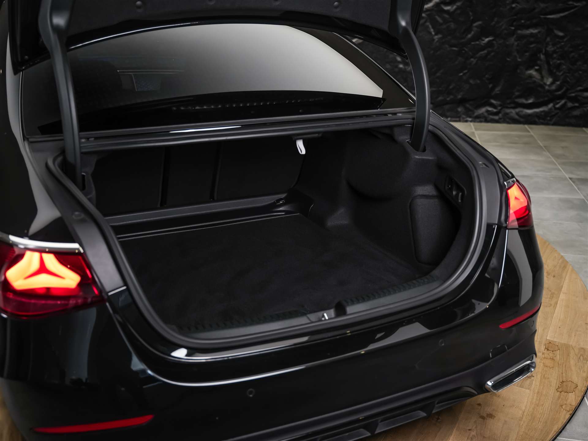 MERCEDES-BENZ E 220 d AMG Line 9G-Tronic 21" Felgen*Werksgarantie*Lenkradheizung*-image-42