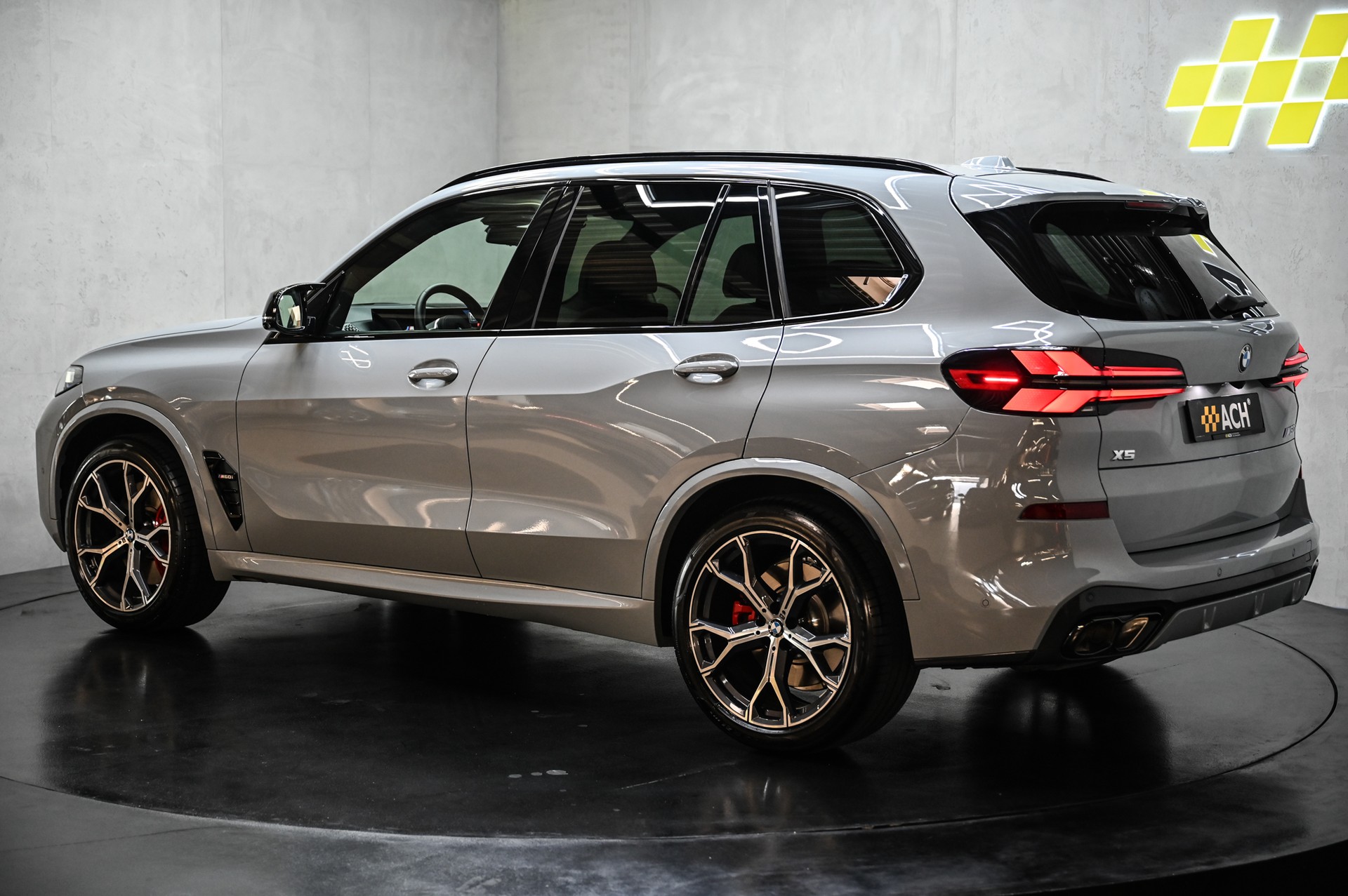 BMW X5 M60i xDrive M Sport Pro-showroom-element-3