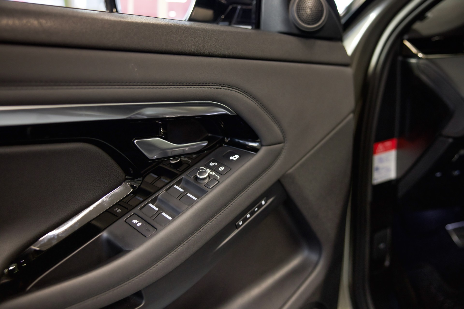LAND ROVER Range Rover Evoque R-Dynamic SE P200 AT9 Allrad-image-24