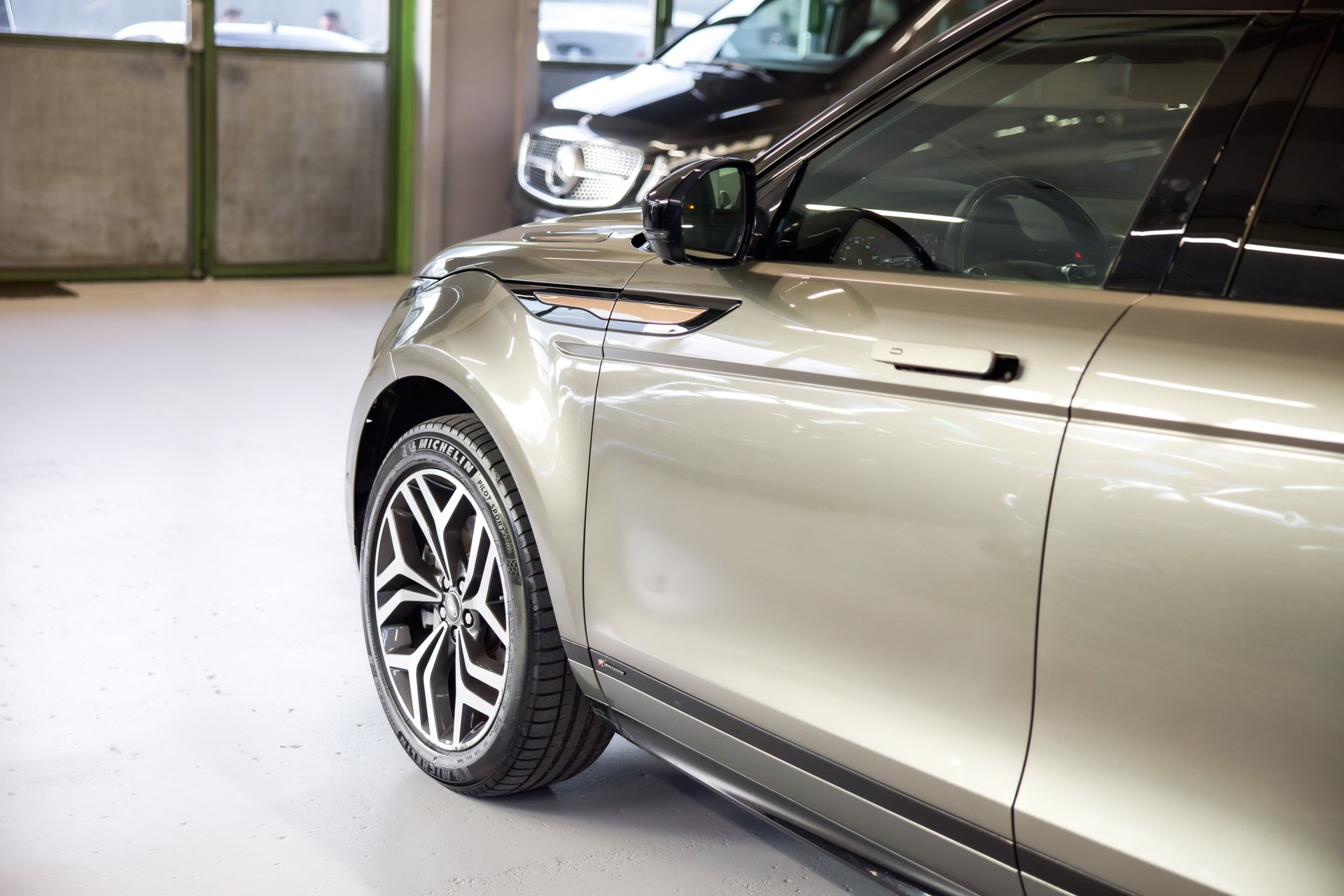 LAND ROVER Range Rover Evoque R-Dynamic SE P200 AT9 Allrad-image-14