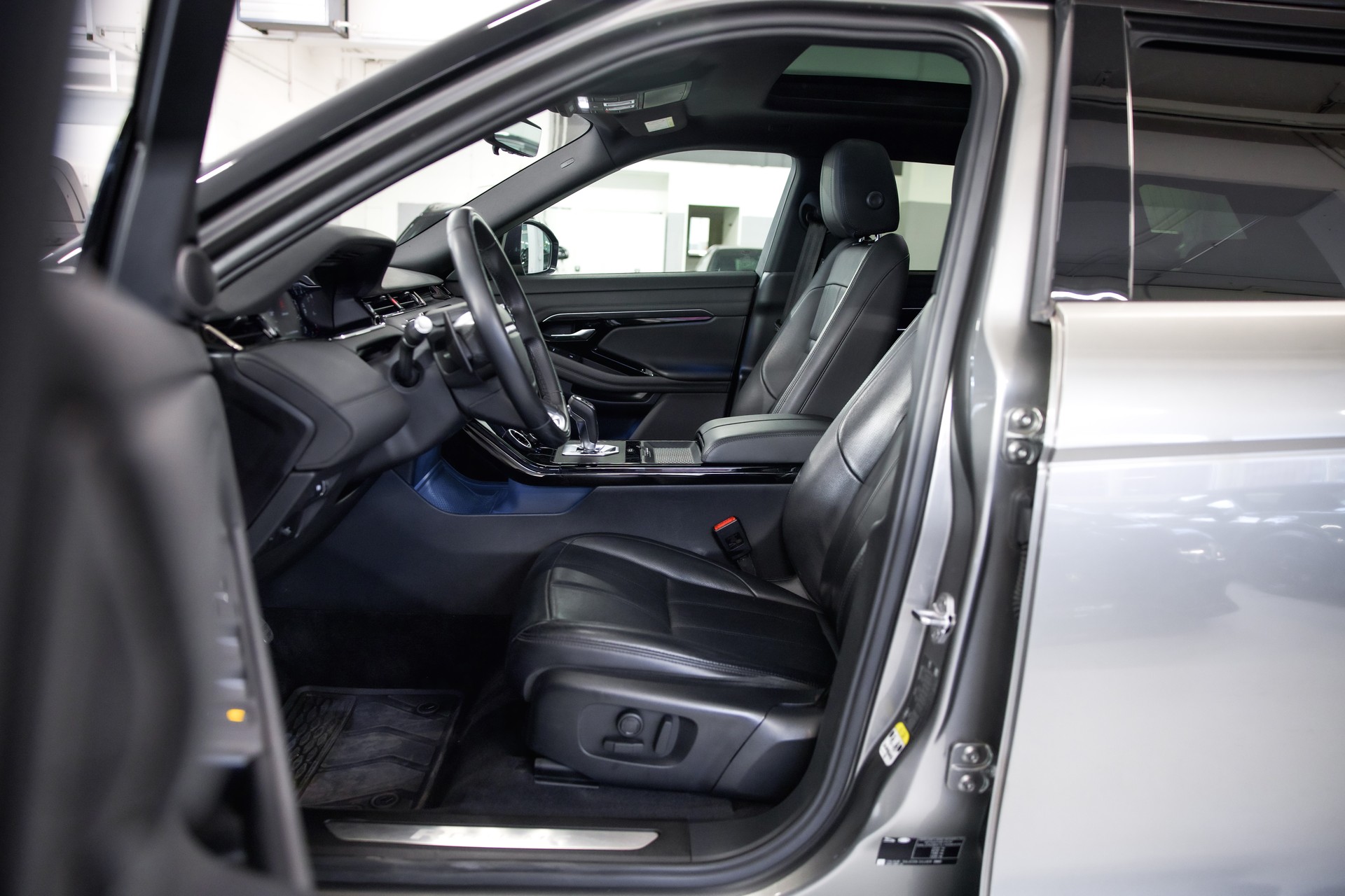 LAND ROVER Range Rover Evoque R-Dynamic SE P200 AT9 Allrad-image-18