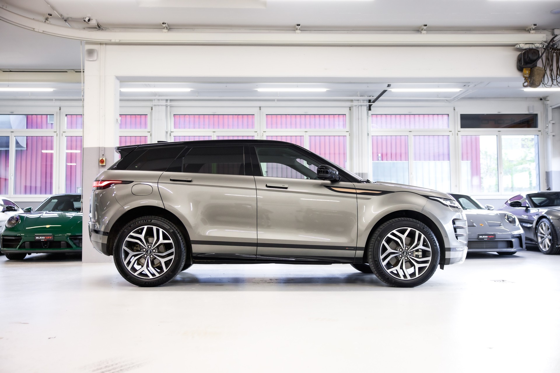 LAND ROVER Range Rover Evoque R-Dynamic SE P200 AT9 Allrad-showroom-element-3