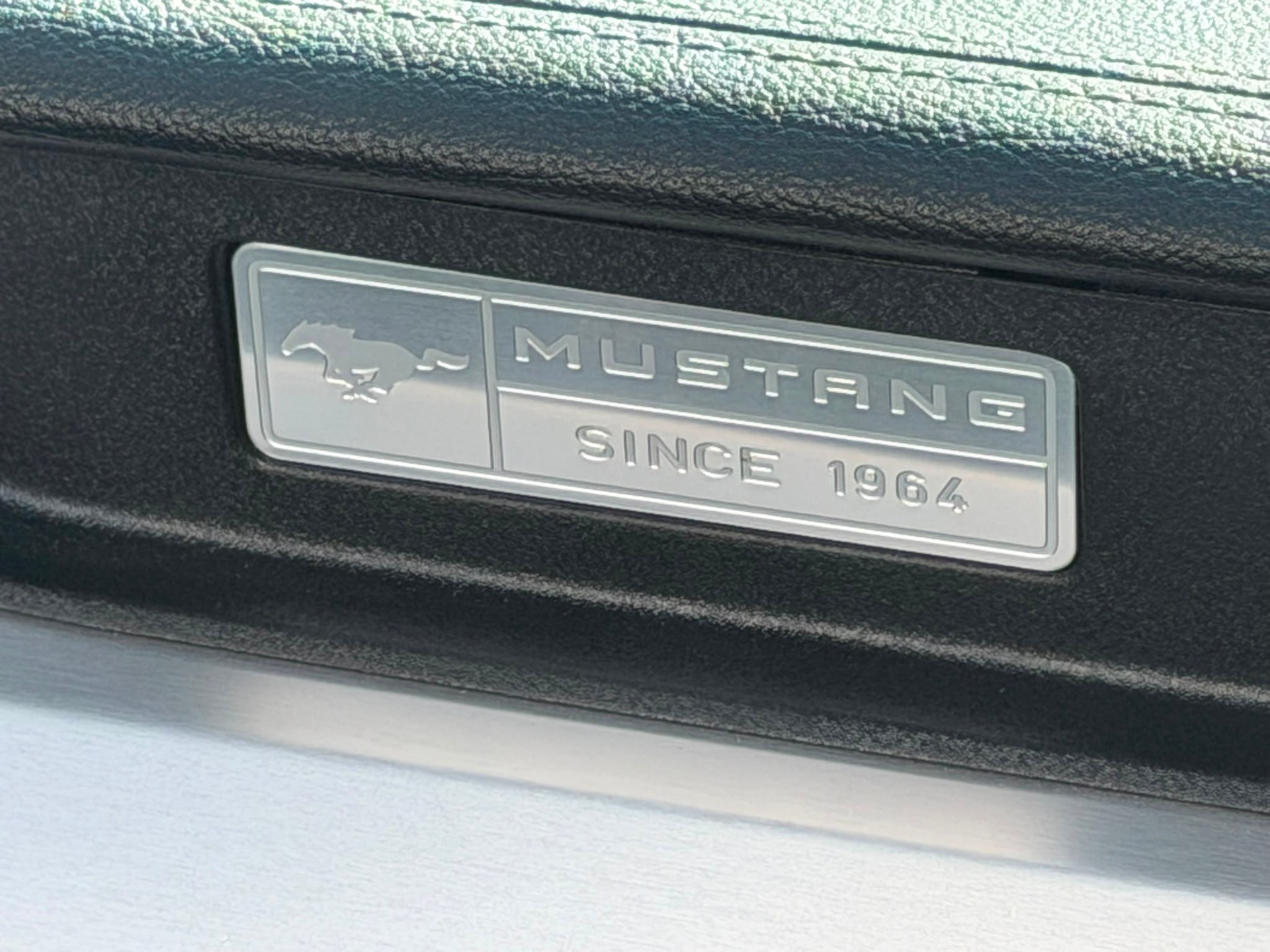 FORD Mustang Convertible 2.3 Automat-image-10