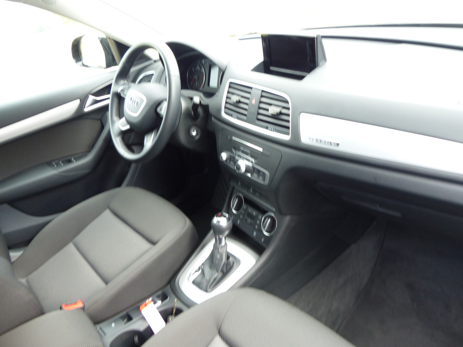 AUDI Q3 2.0 TDI quattro S-tronic-image-10