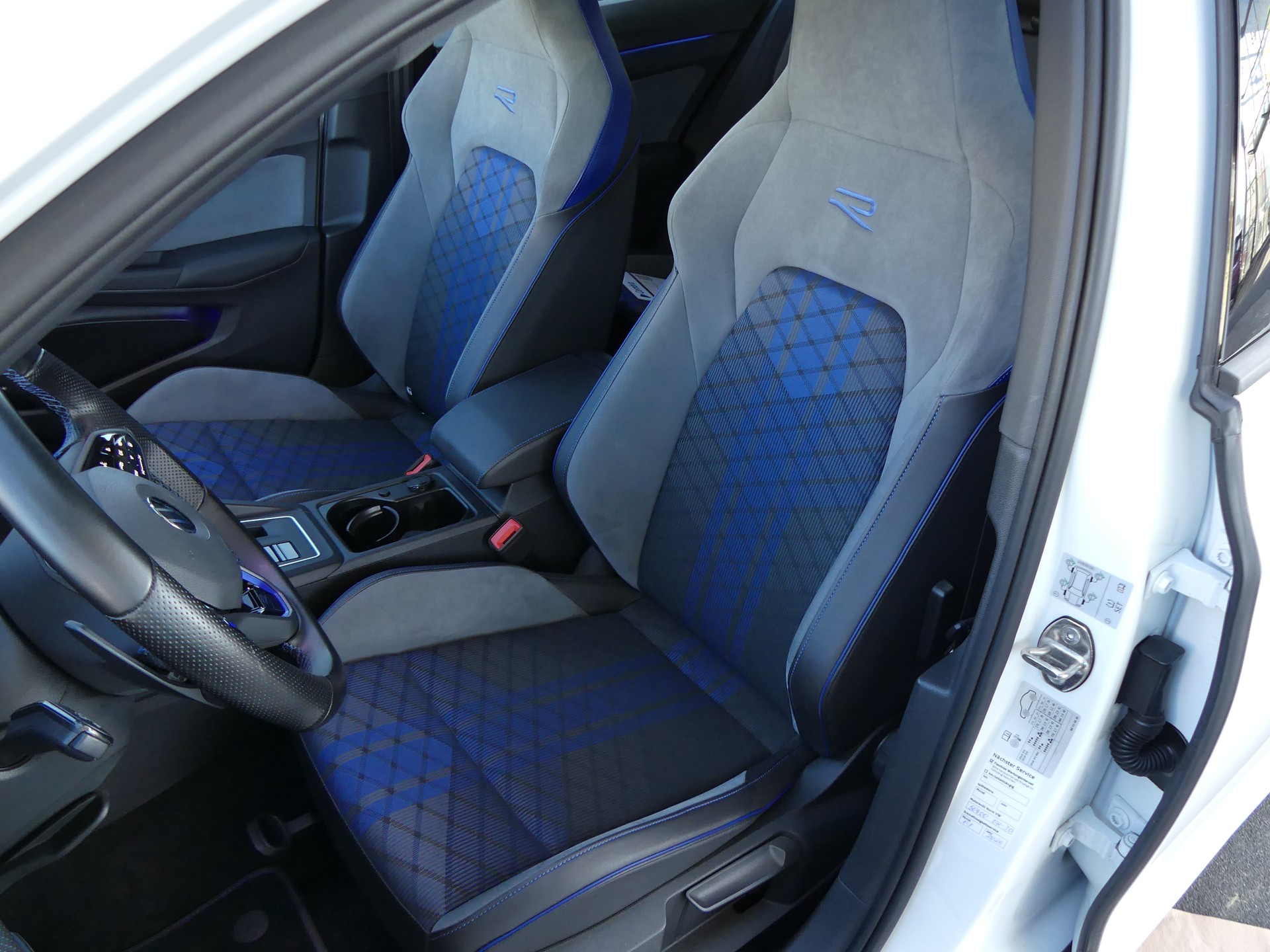 VW Golf 2.0 TSI R DSG 4Motion-image-11