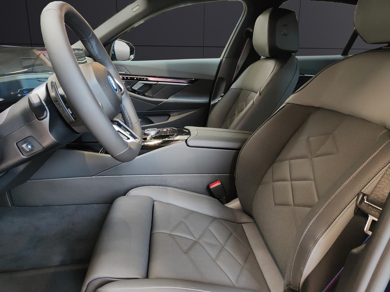 BMW 550e xDrive-showroom-element-1
