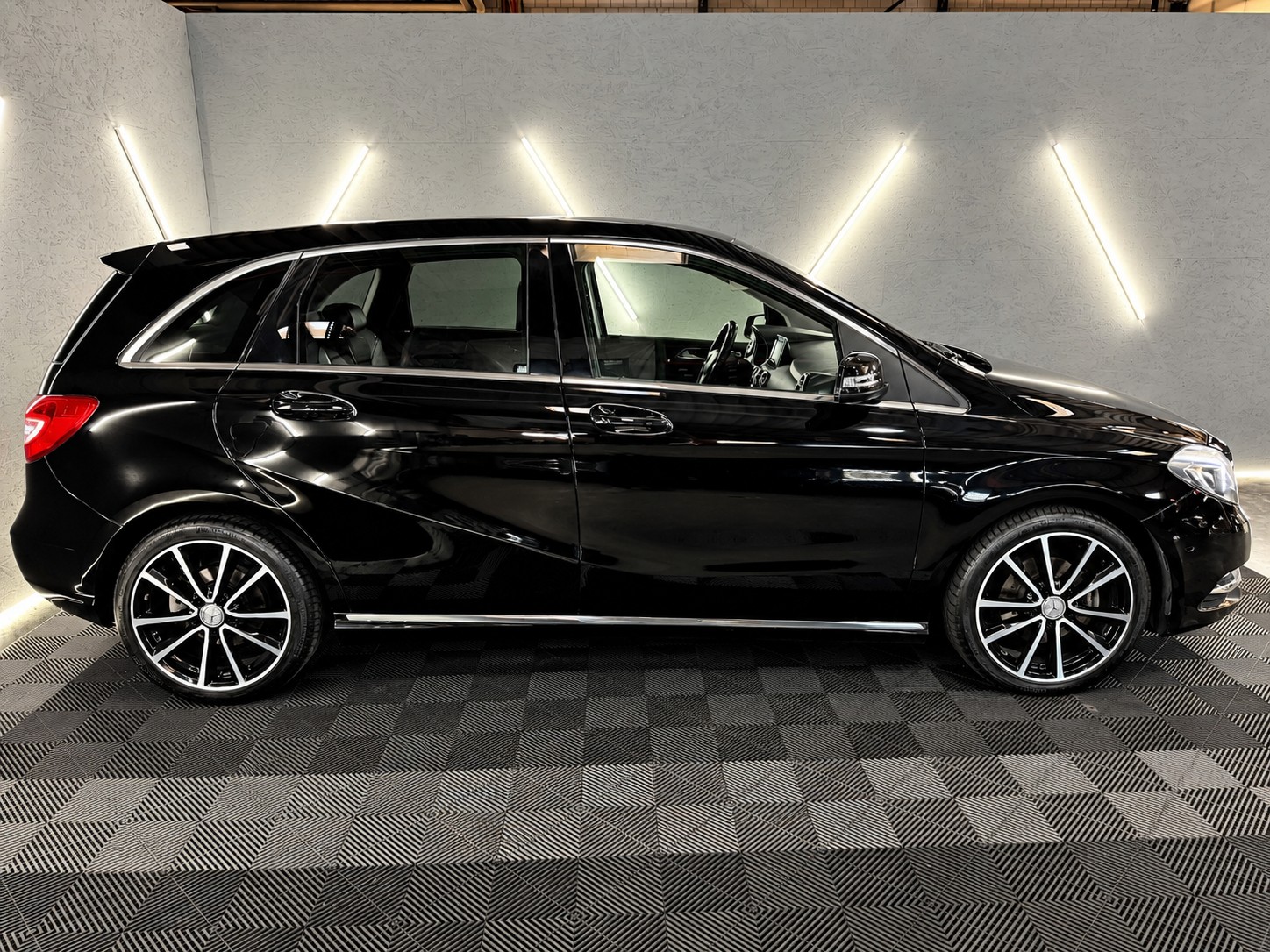 MERCEDES-BENZ B 200 7G-DCT-image-2