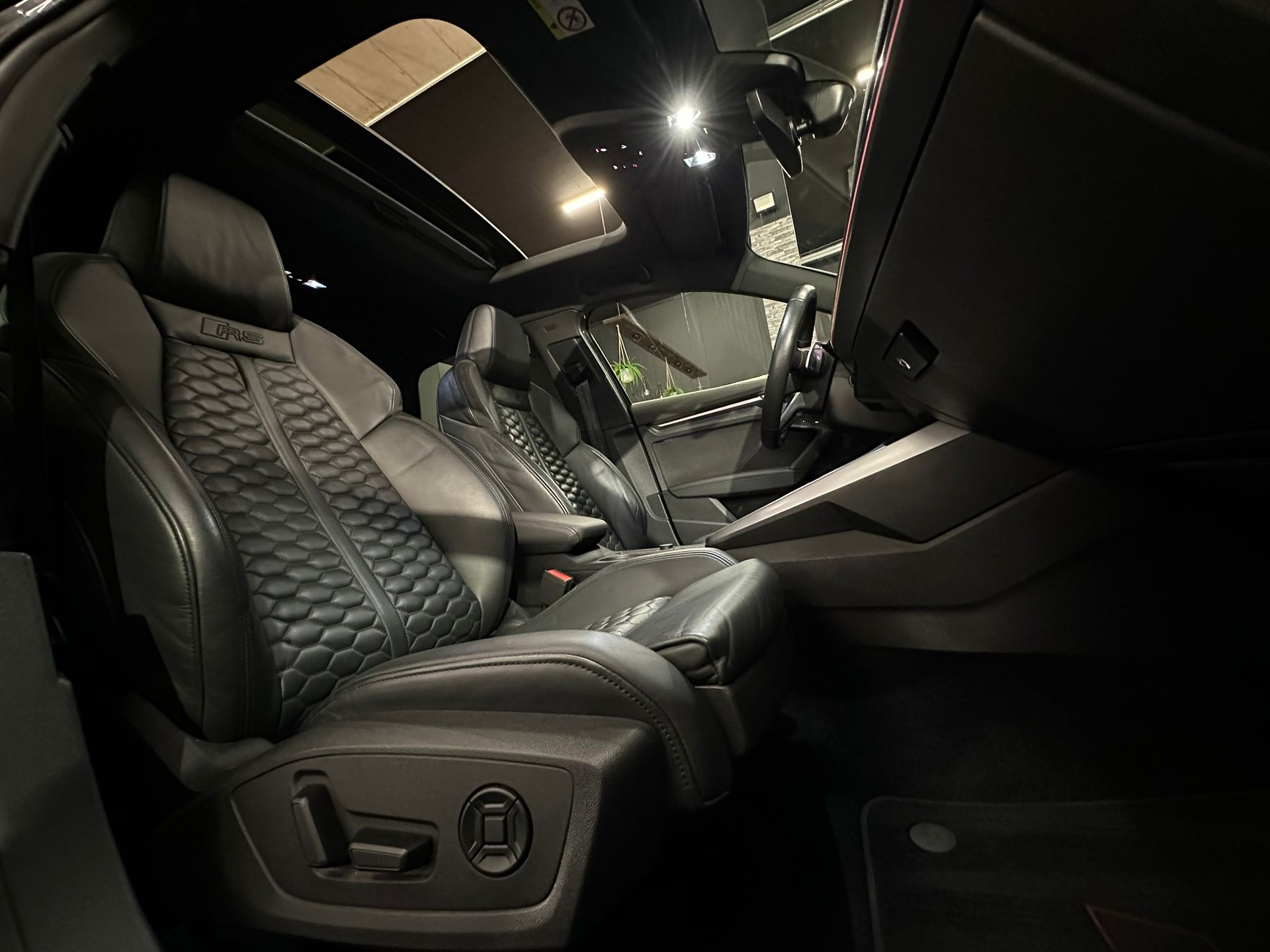 AUDI RS3 Sportback 2.5 TSI quattro S-tronic-image-13