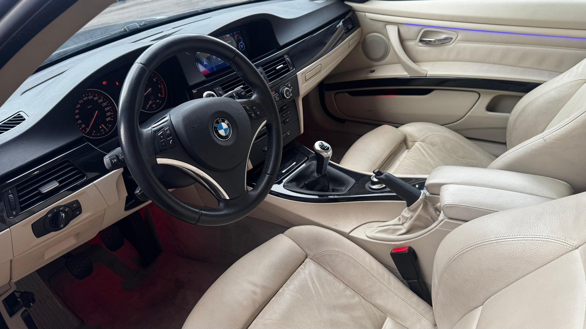 BMW 335i Coupé-image-7