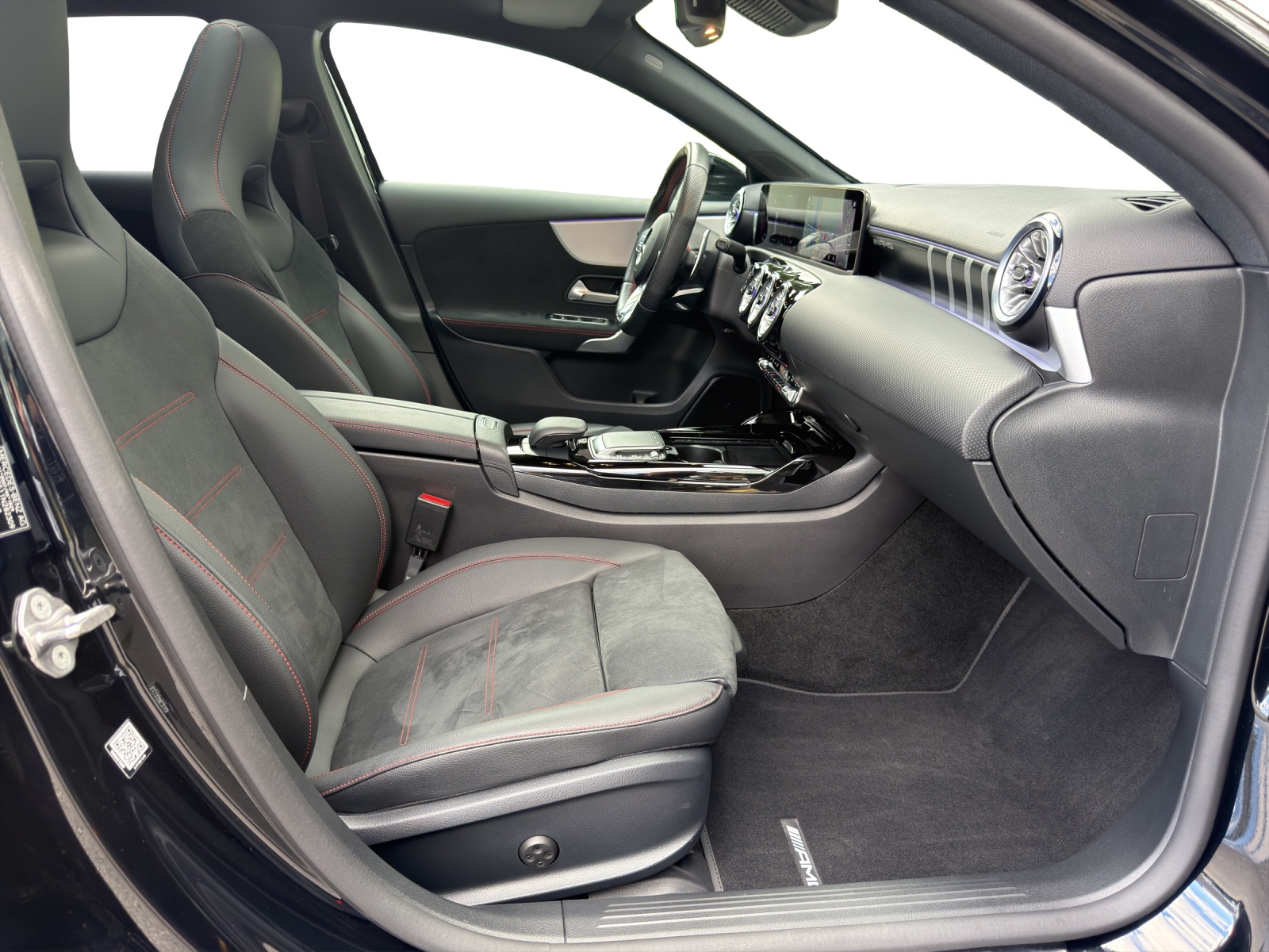 MERCEDES-BENZ A 35 AMG 4Matic-image-16