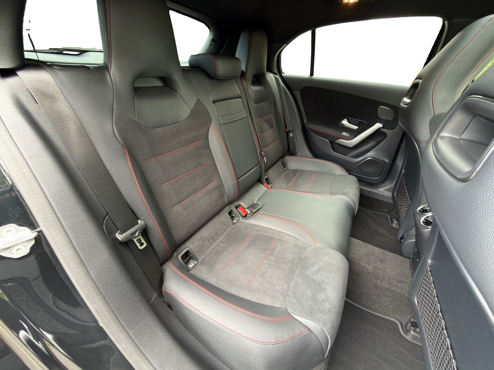 MERCEDES-BENZ A 35 AMG 4Matic-image-18