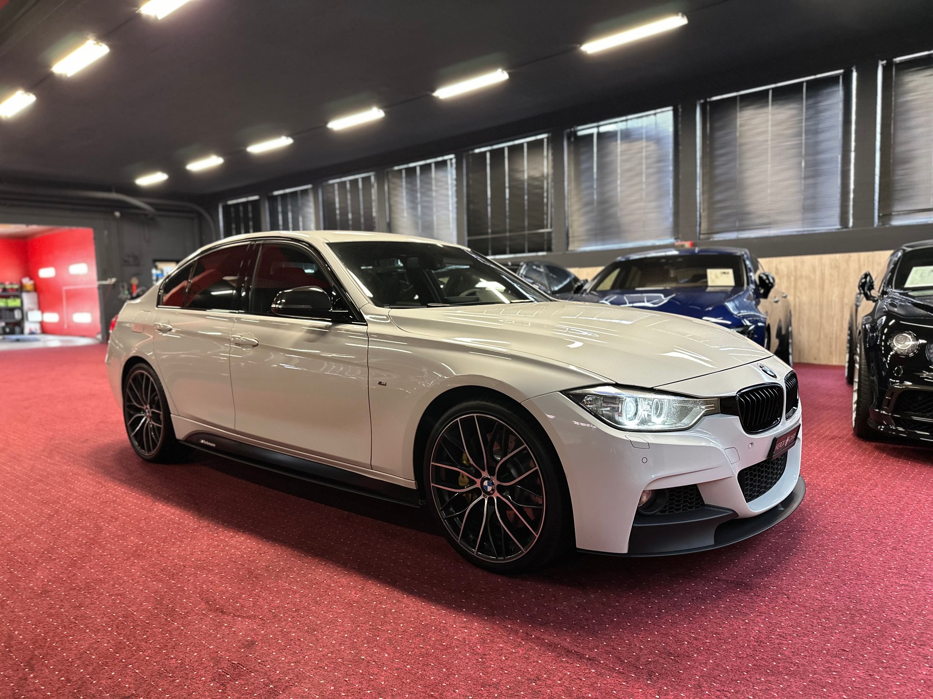 BMW 335i xDrive Steptronic-showroom-element-3