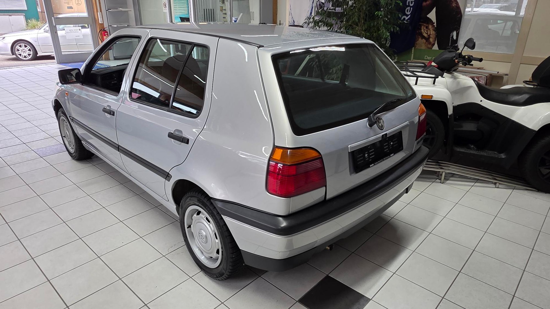 VW Golf 1800 S-Plus (GL) A-image-2