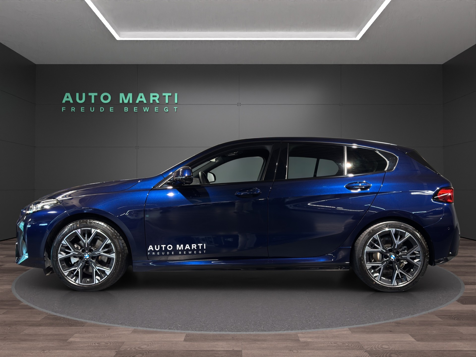 BMW 120d-showroom-element-1