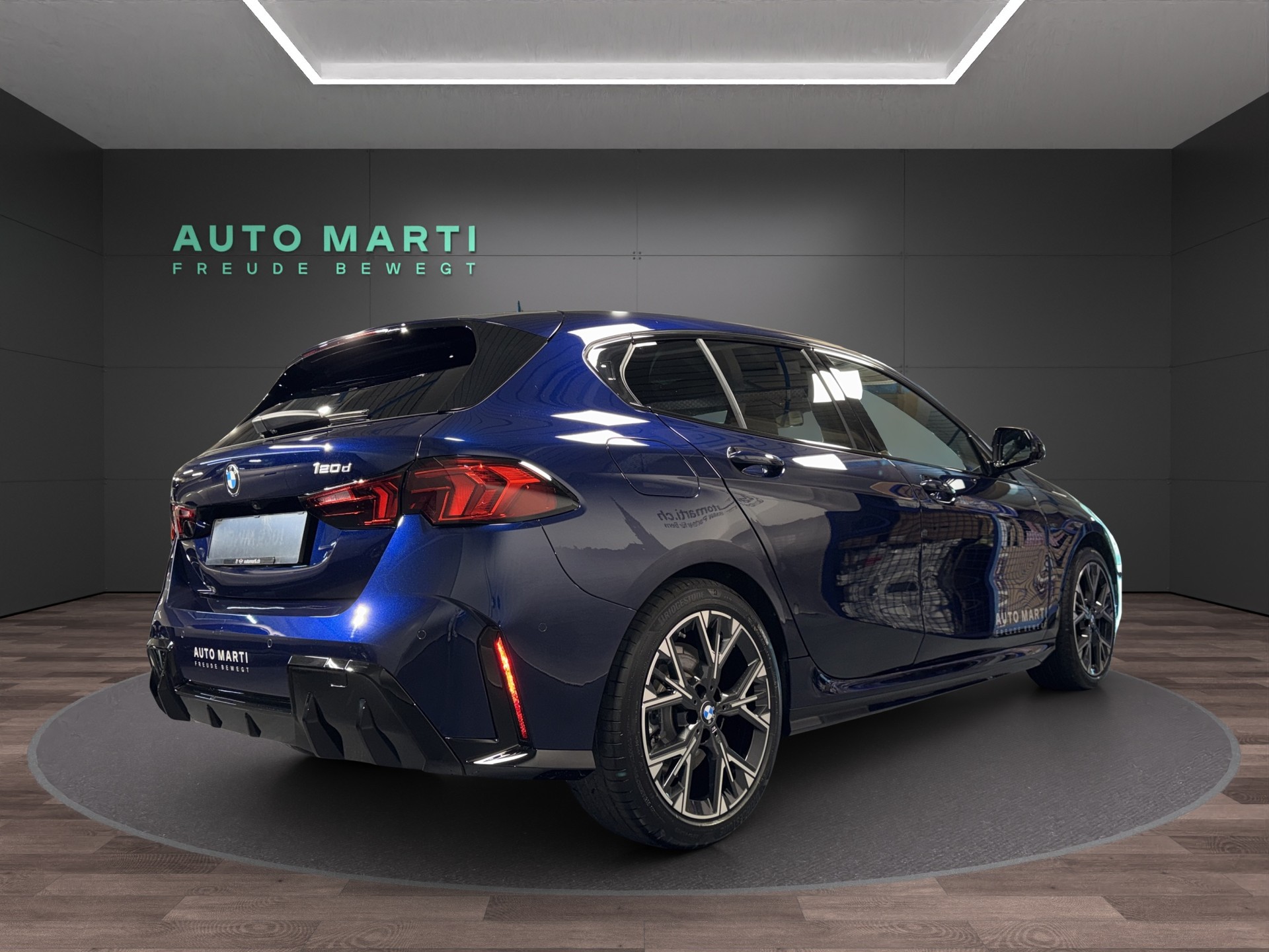 BMW 120d-showroom-element-3