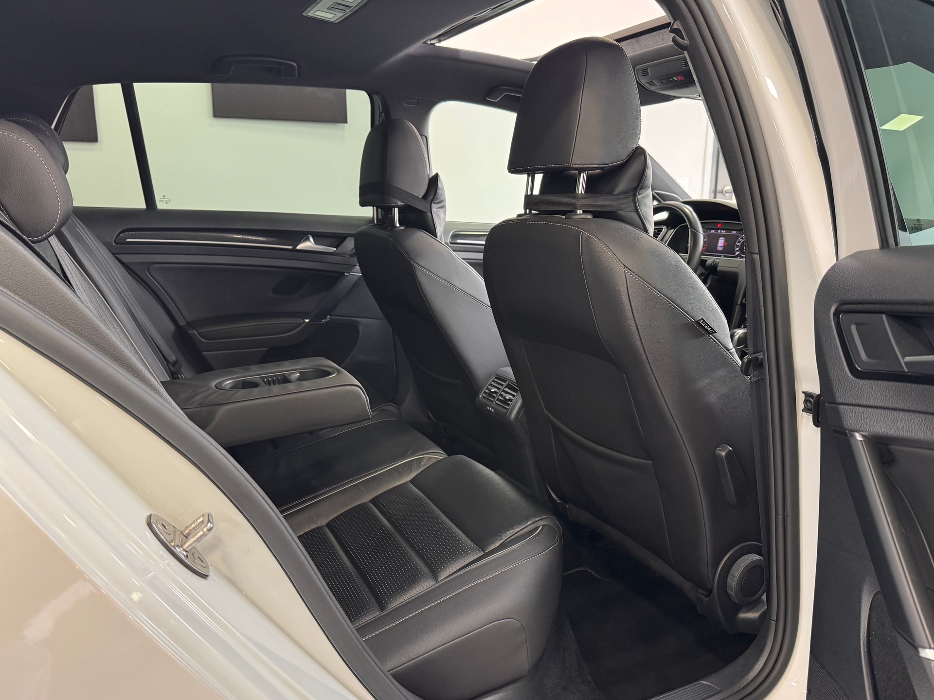 VW Golf 2.0 TSI R 310 4Motion DSG *Remus Auspuffanlage / APR KIT / Panorama / Vienna Leder / Keyless / Virtueles Cockpit*-image-9