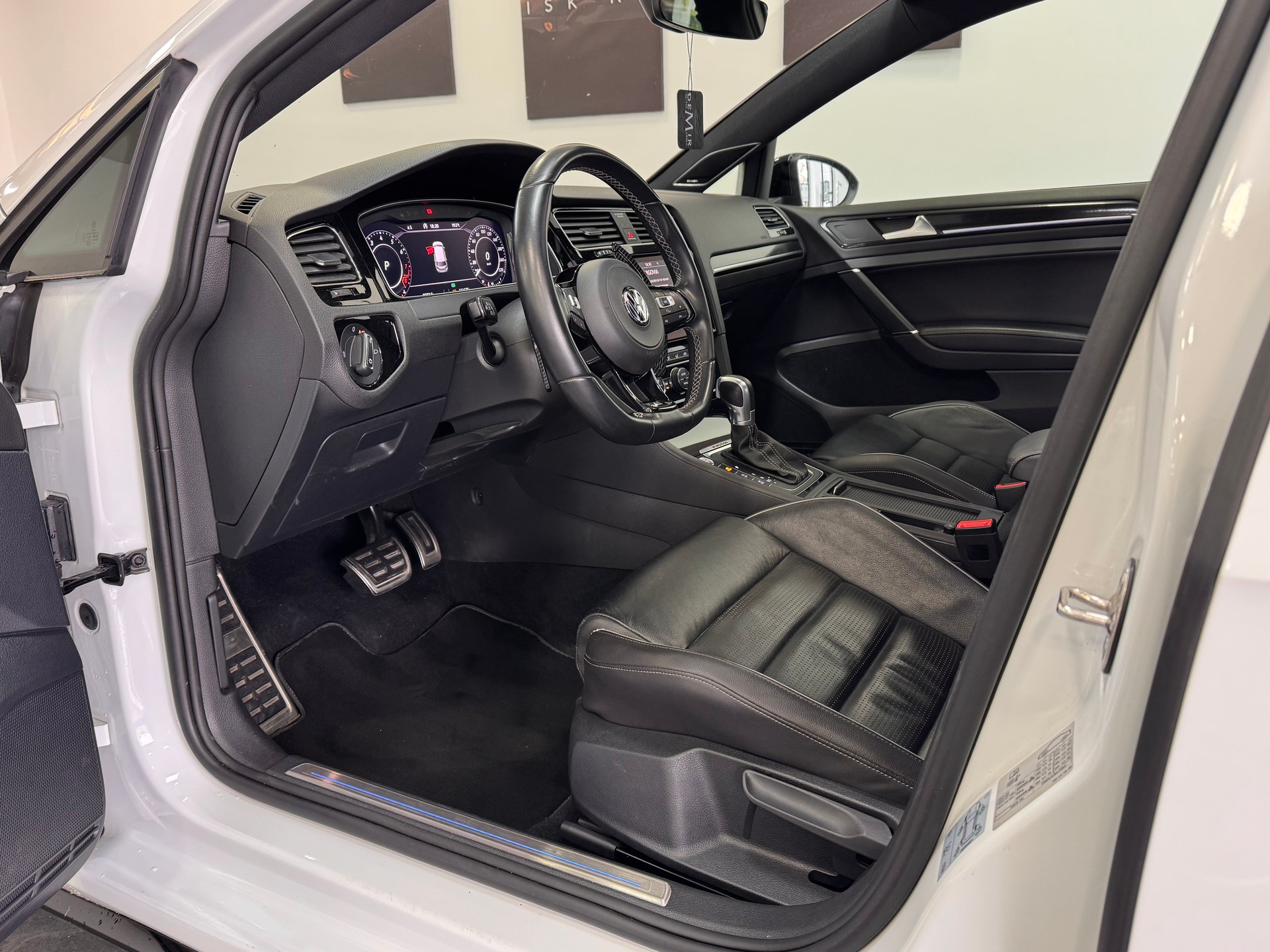 VW Golf 2.0 TSI R 310 4Motion DSG *Remus Auspuffanlage / APR KIT / Panorama / Vienna Leder / Keyless / Virtueles Cockpit*-image-6
