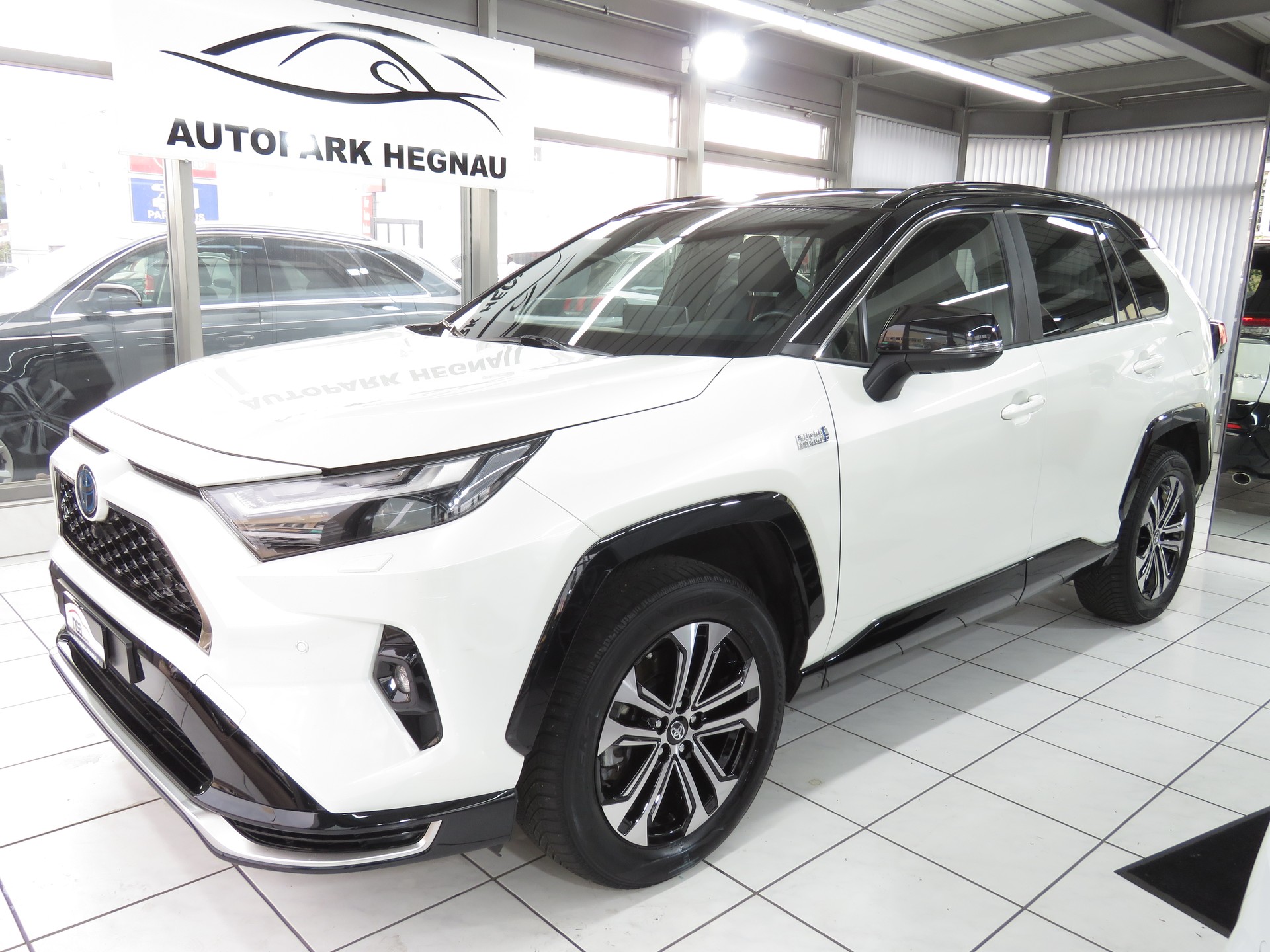 TOYOTA RAV-4 2.5 PHEV Platinum e-CVT 4WD (Automat)