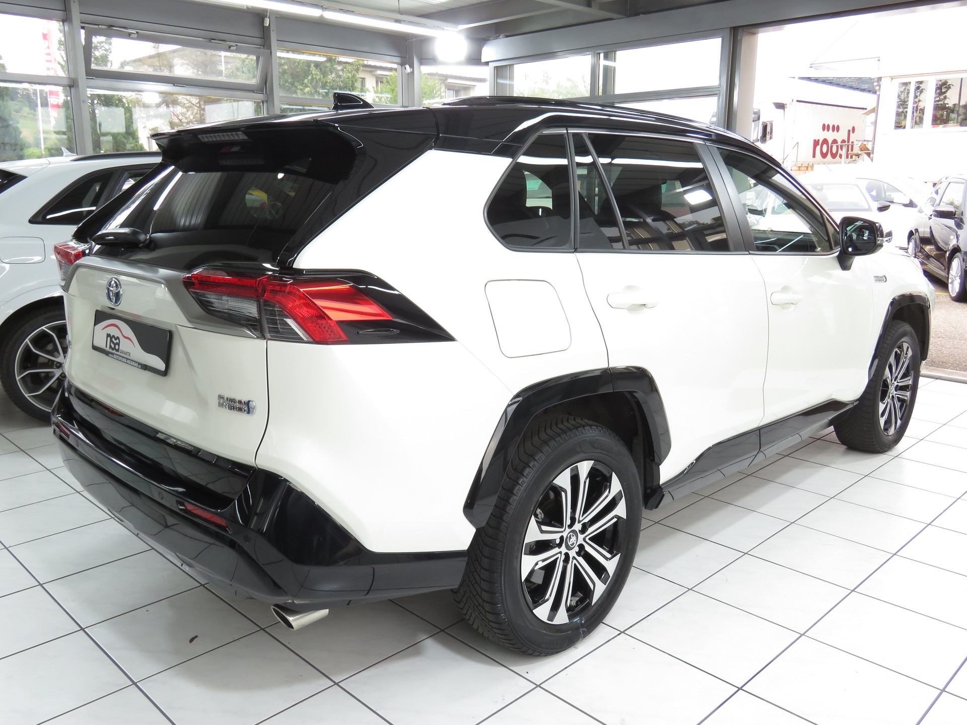 TOYOTA RAV-4 2.5 PHEV Platinum e-CVT 4WD (Automat)-showroom-element-3