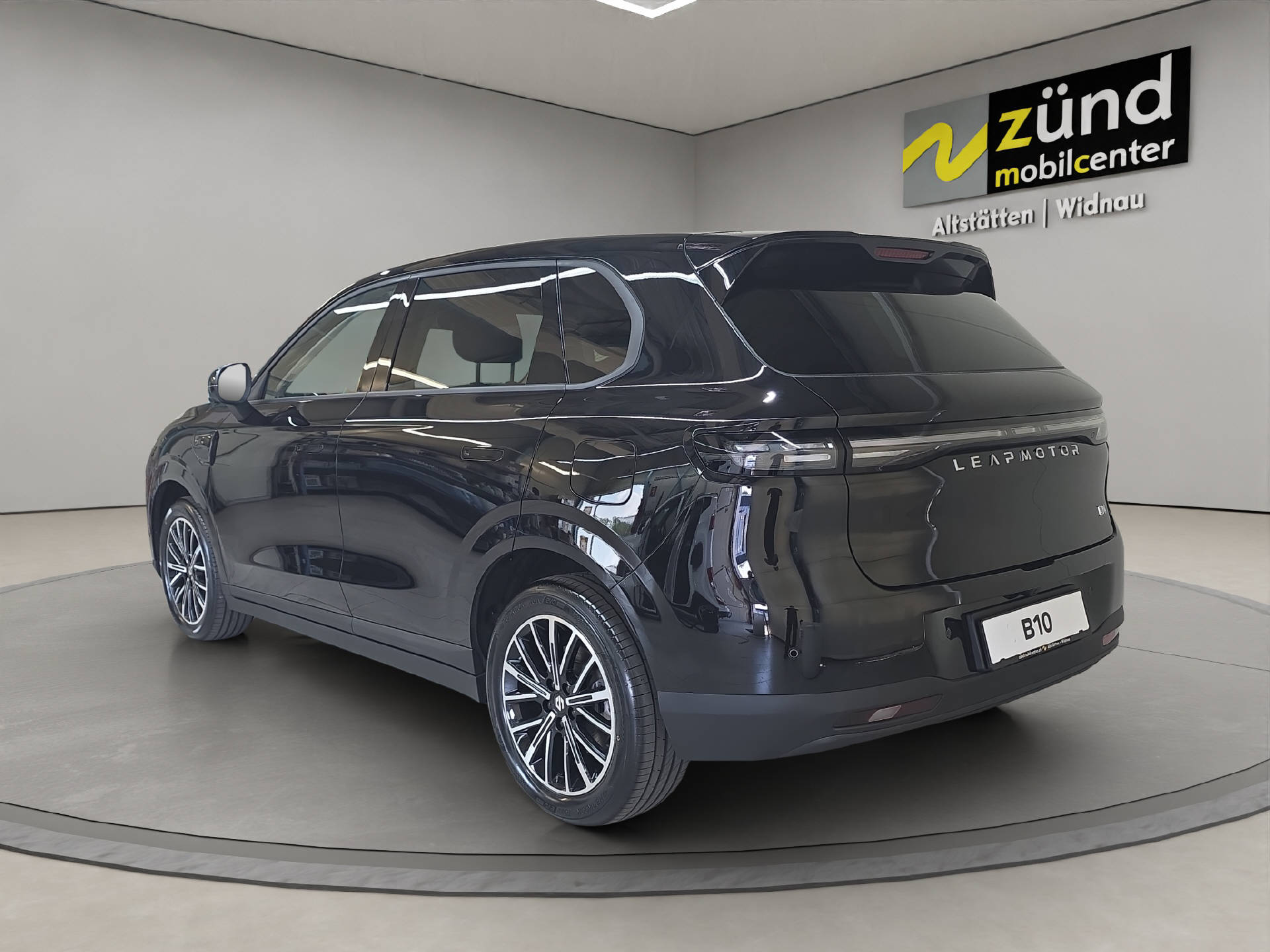 LEAPMOTOR B10 1.5 Hybrid EV-image-1