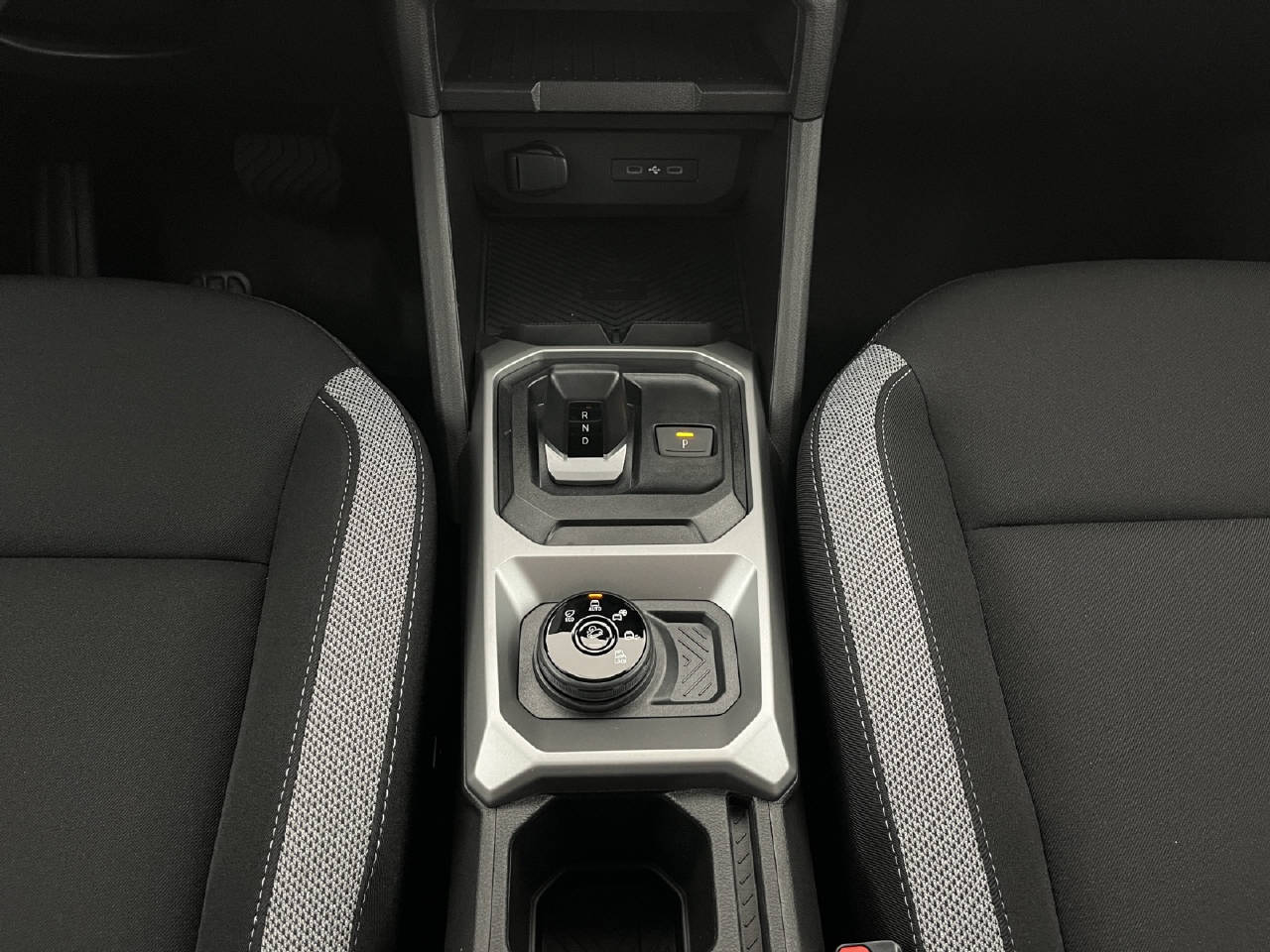 DACIA Duster 1.2 Hybrid Journey 4WD-image-13