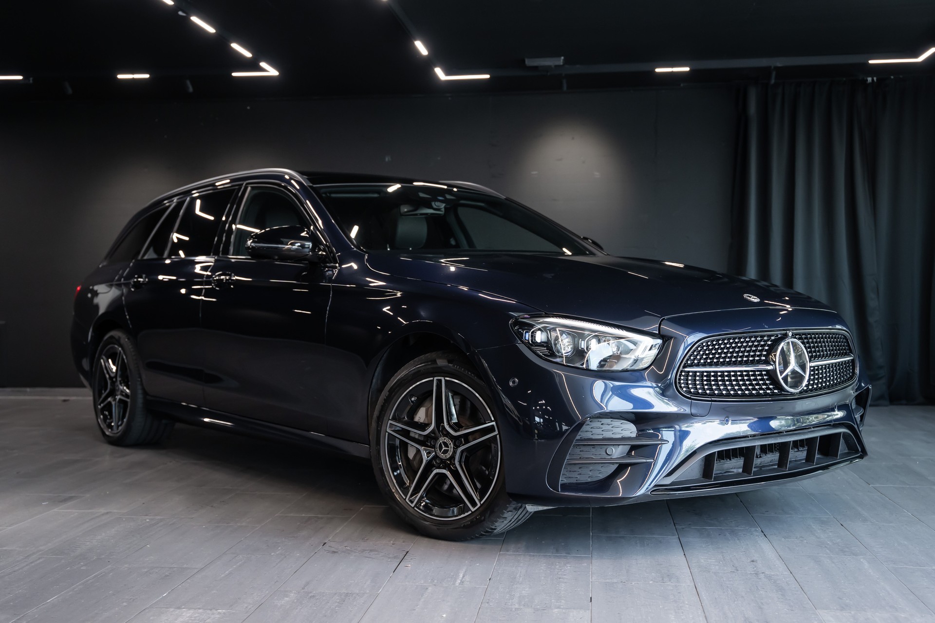 MERCEDES-BENZ E 300 de T 4Matic AMG Line 9G-Tronic / 360 Kamera / Pano-Schiebedach / Sitzheizung / Burmester /