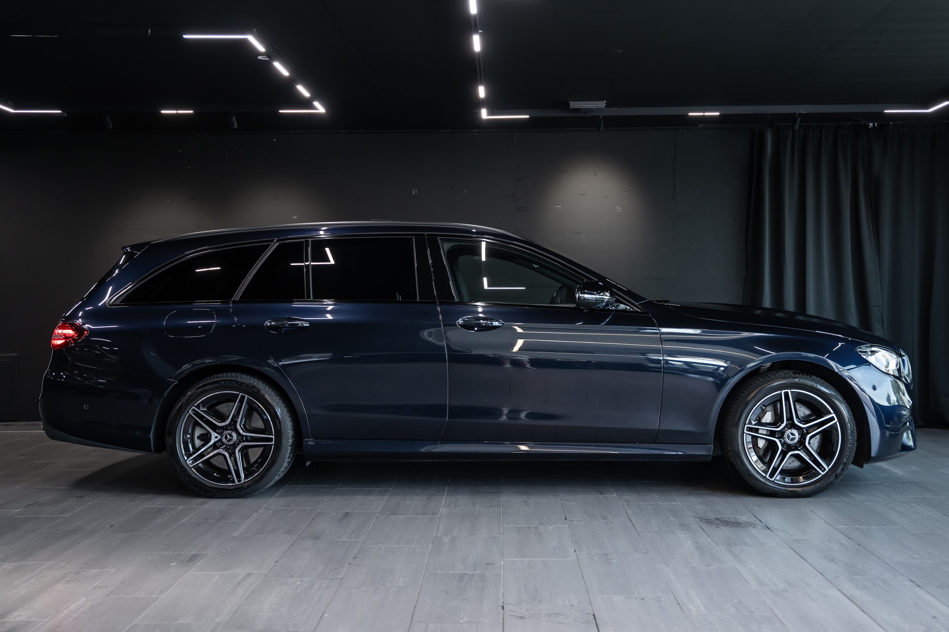 MERCEDES-BENZ E 300 de T 4Matic AMG Line 9G-Tronic / 360 Kamera / Pano-Schiebedach / Sitzheizung / Burmester /-image-2