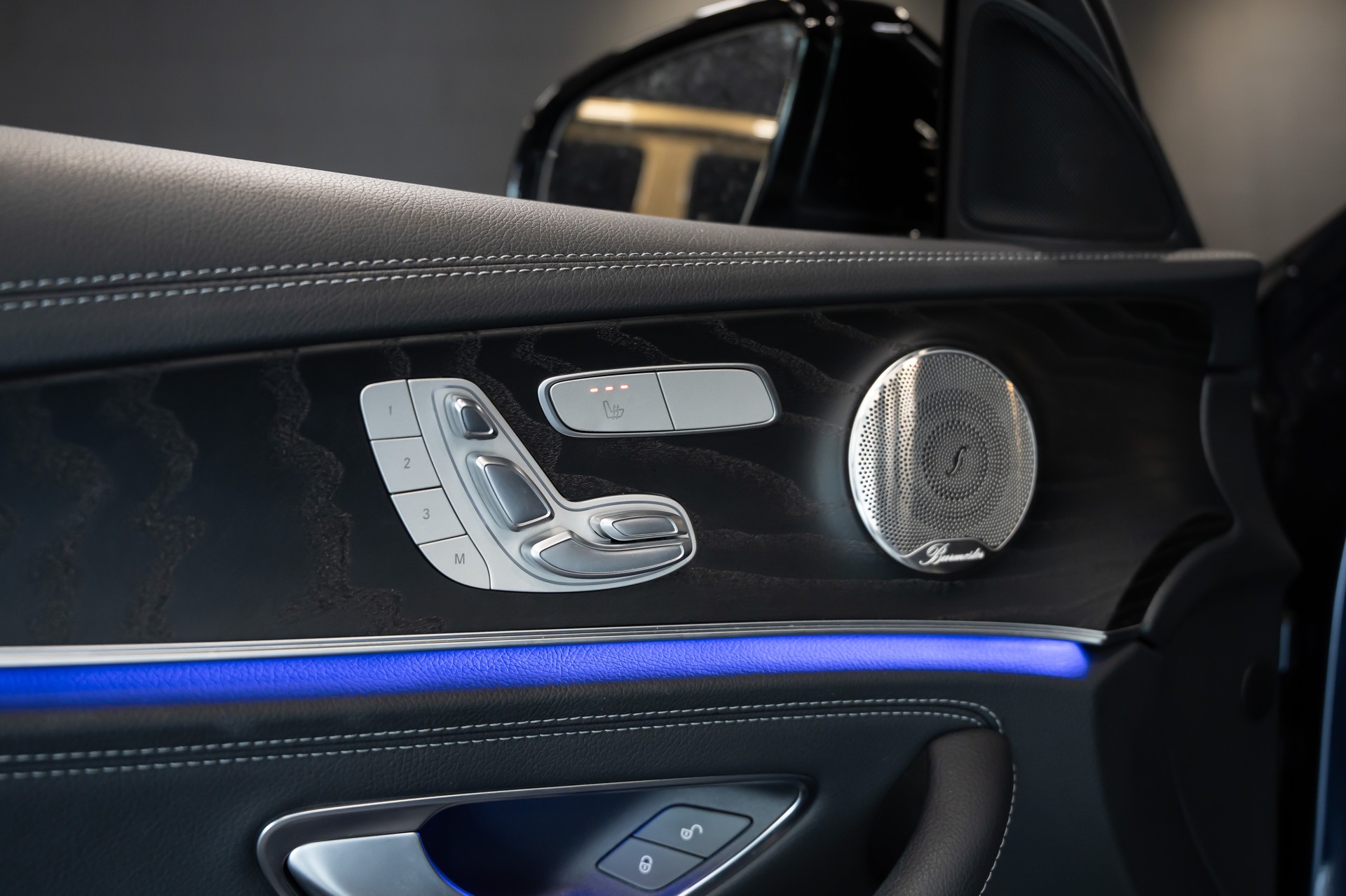 MERCEDES-BENZ E 300 de T 4Matic AMG Line 9G-Tronic / 360 Kamera / Pano-Schiebedach / Sitzheizung / Burmester /-image-13