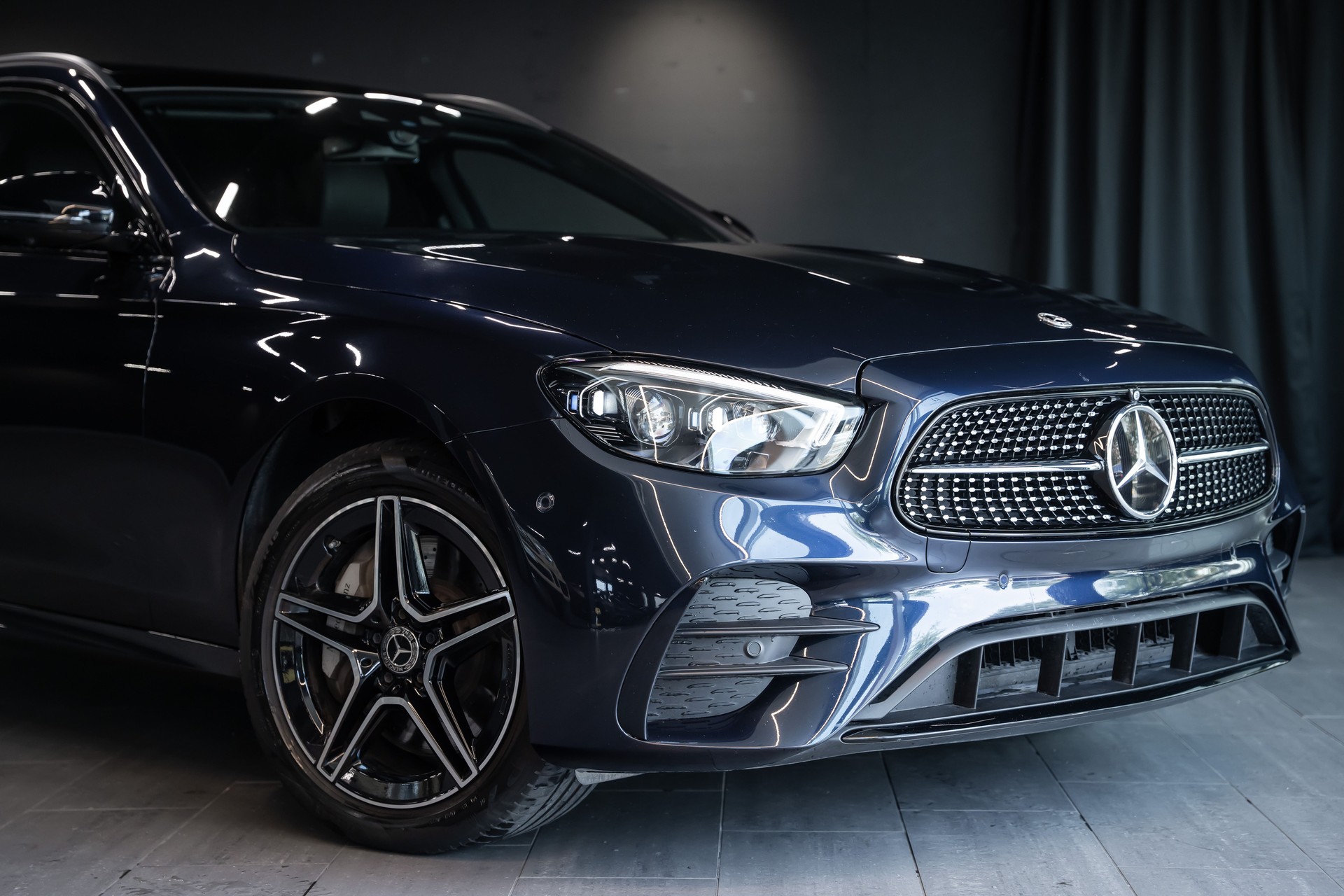 MERCEDES-BENZ E 300 de T 4Matic AMG Line 9G-Tronic / 360 Kamera / Pano-Schiebedach / Sitzheizung / Burmester /-image-1