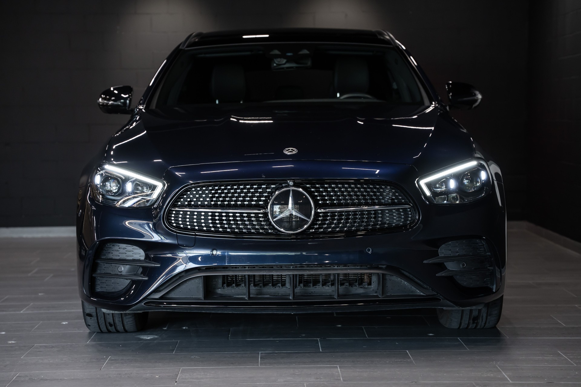 MERCEDES-BENZ E 300 de T 4Matic AMG Line 9G-Tronic / 360 Kamera / Pano-Schiebedach / Sitzheizung / Burmester /-image-5