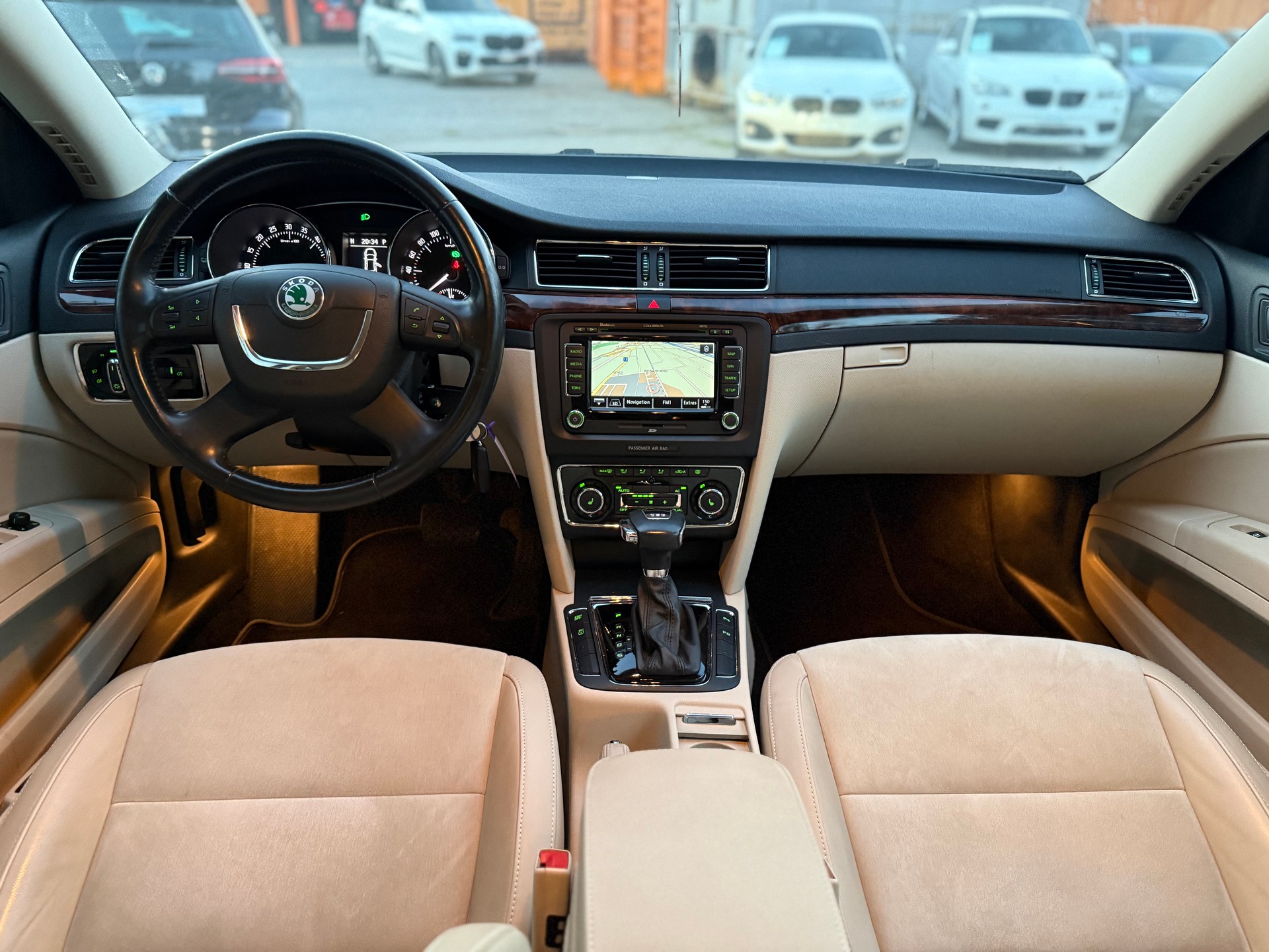 SKODA Superb 2.0 TDi Elegance DSG-image-12