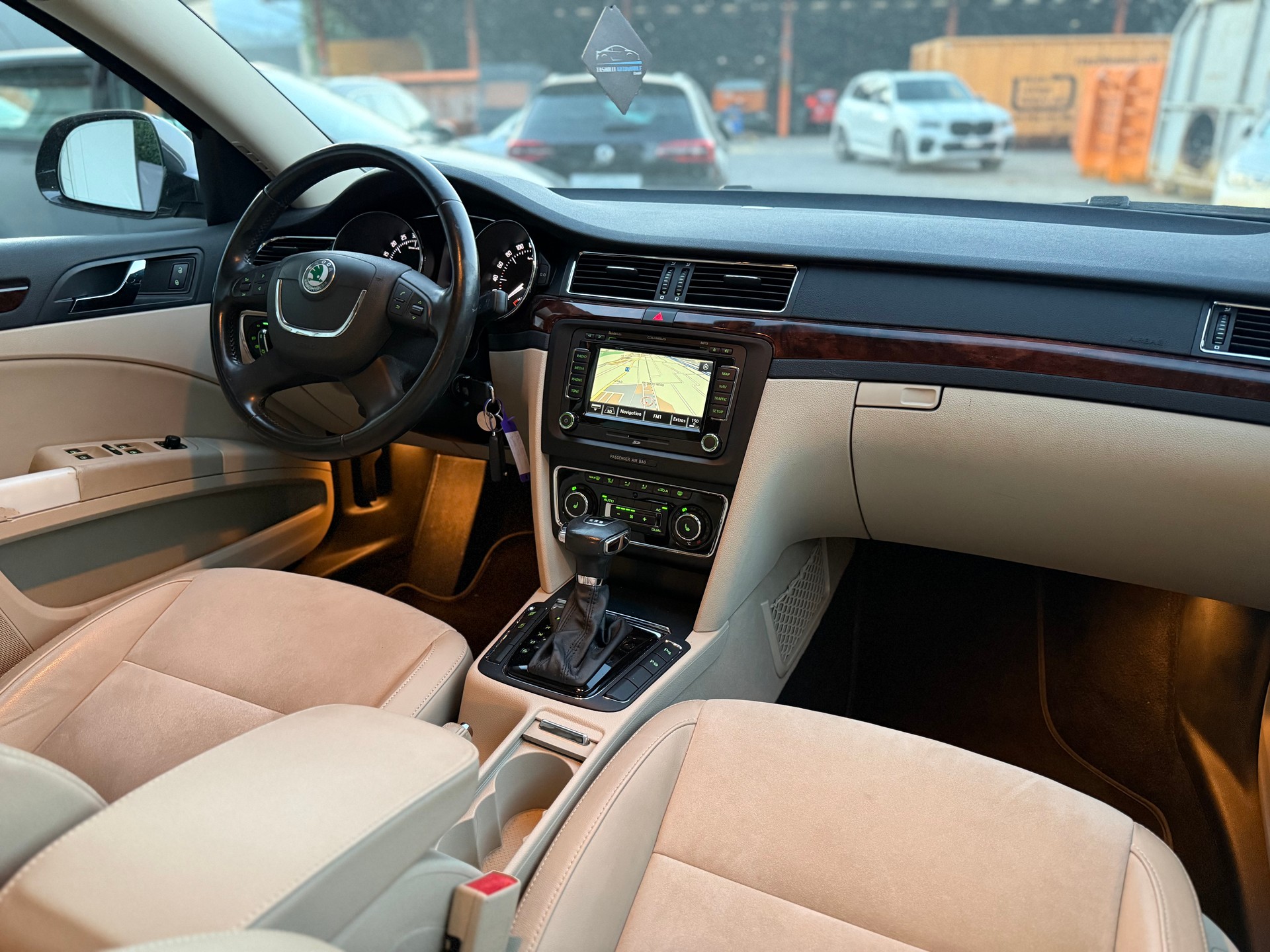 SKODA Superb 2.0 TDi Elegance DSG-image-10