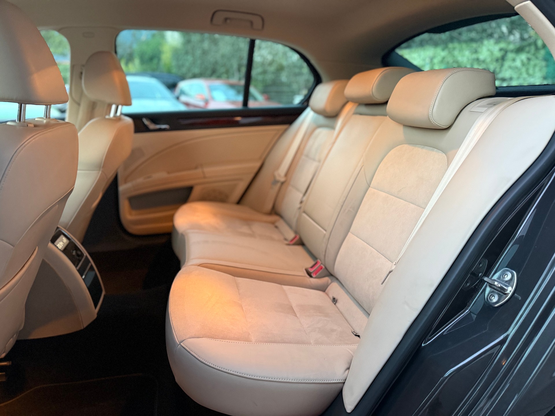 SKODA Superb 2.0 TDi Elegance DSG-image-11