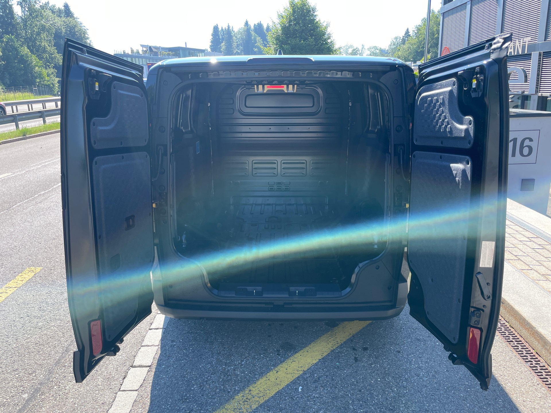 KIA PV5 Cargo 71.2 kWh Plus mit Wärmepumpe, 2-Schiebetüren-image-7