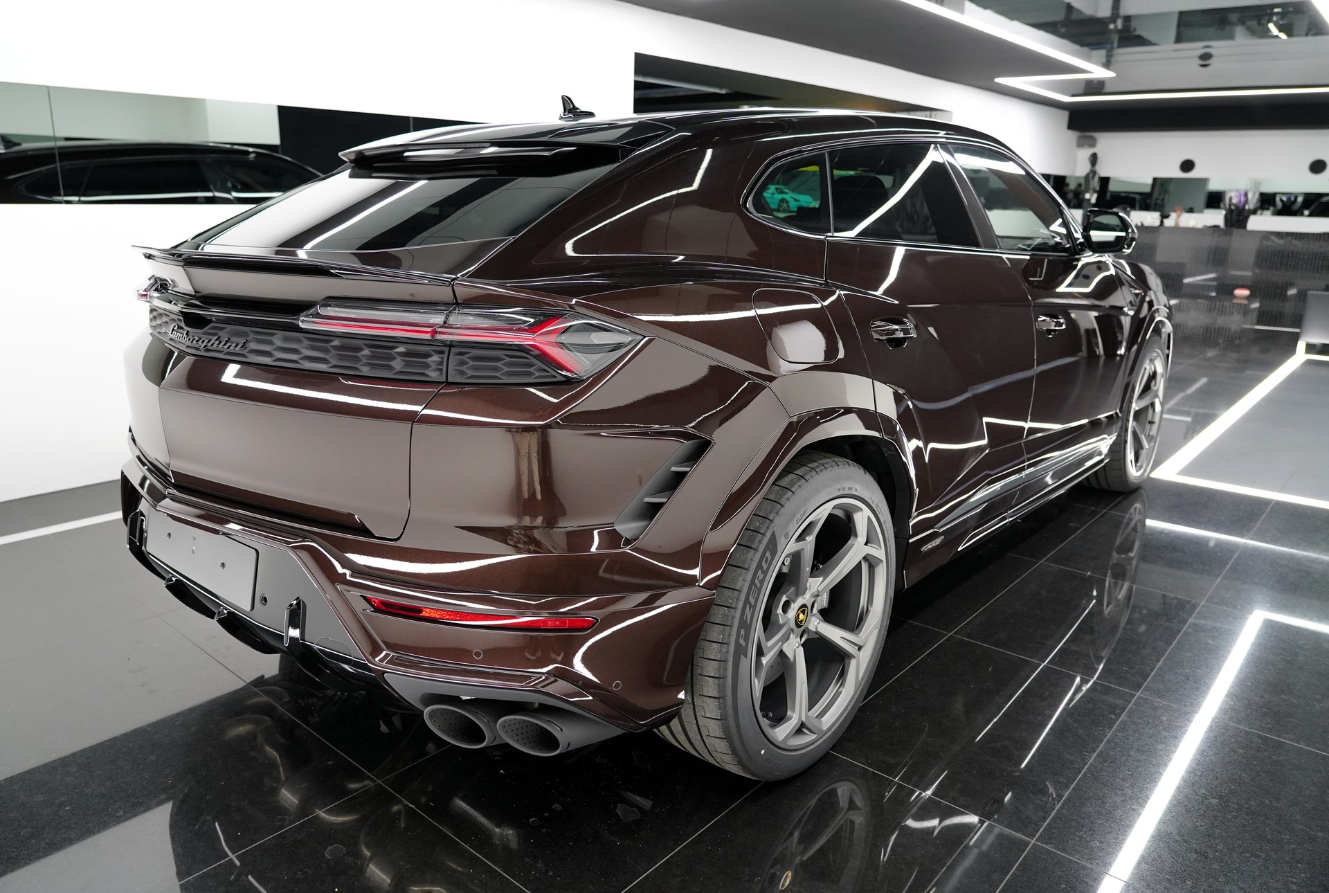 LAMBORGHINI Urus SE-showroom-element-3