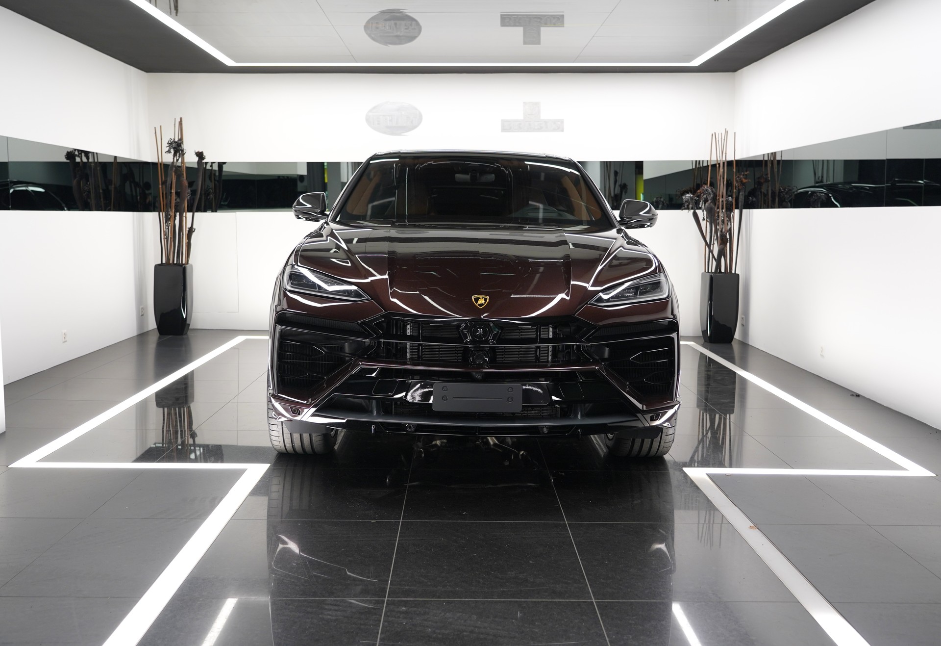 LAMBORGHINI Urus SE-showroom-element-1