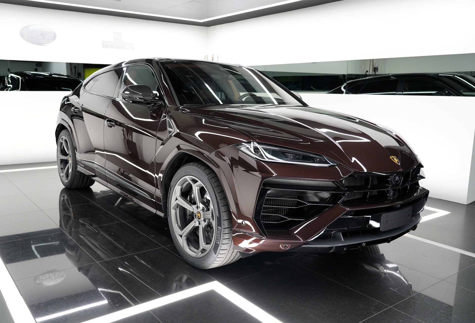LAMBORGHINI Urus SE-showroom-element-2