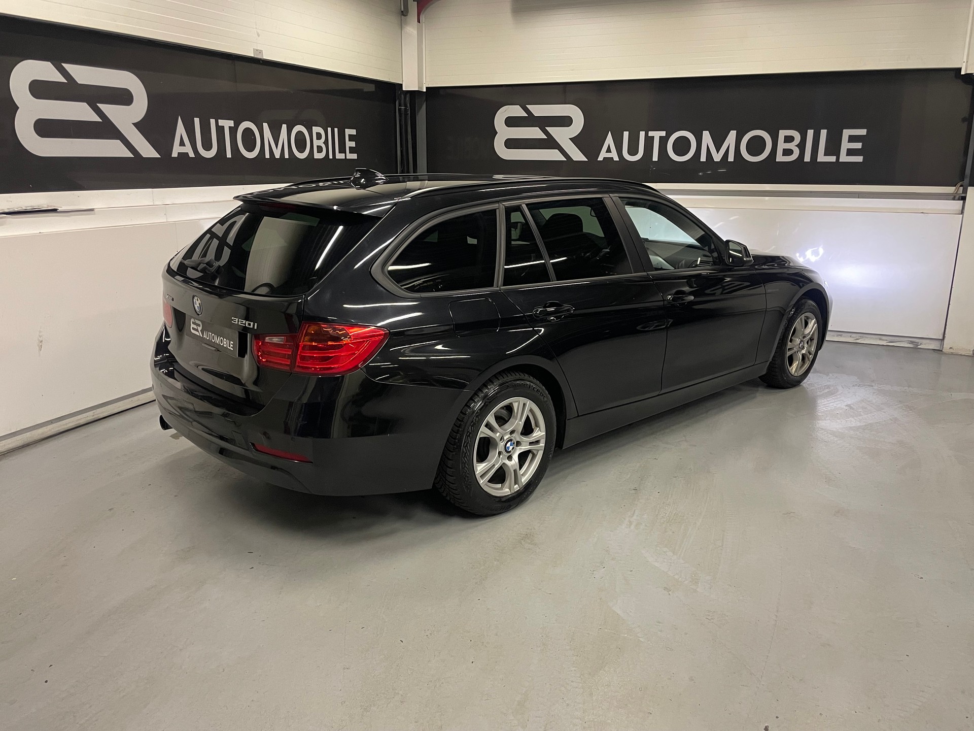 BMW 320i xDrive Touring Steptronic-image-4