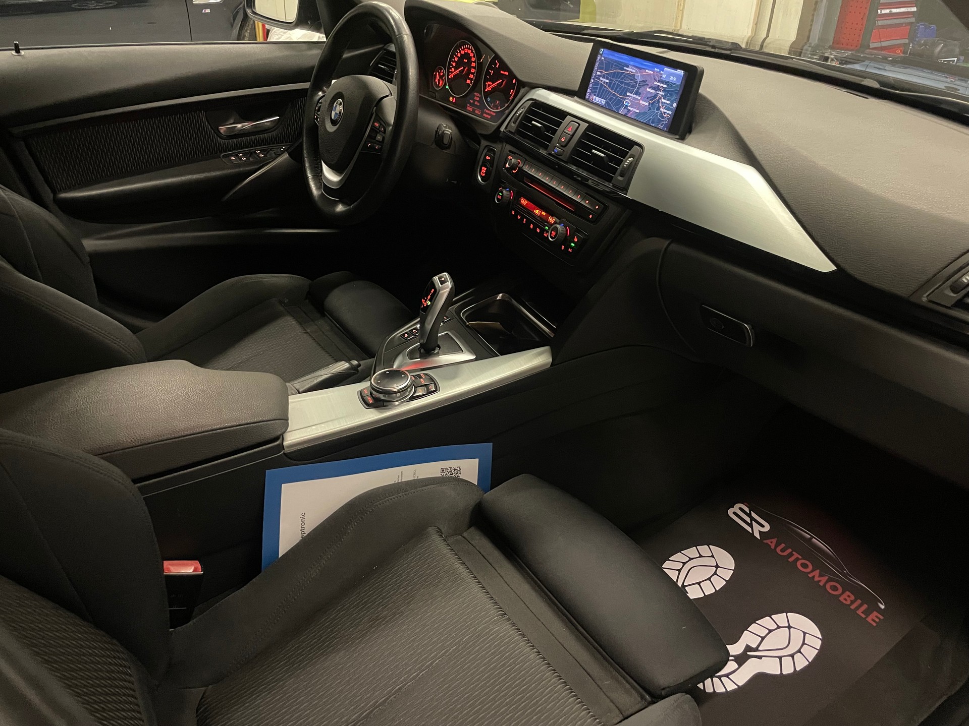 BMW 320i xDrive Touring Steptronic-image-10