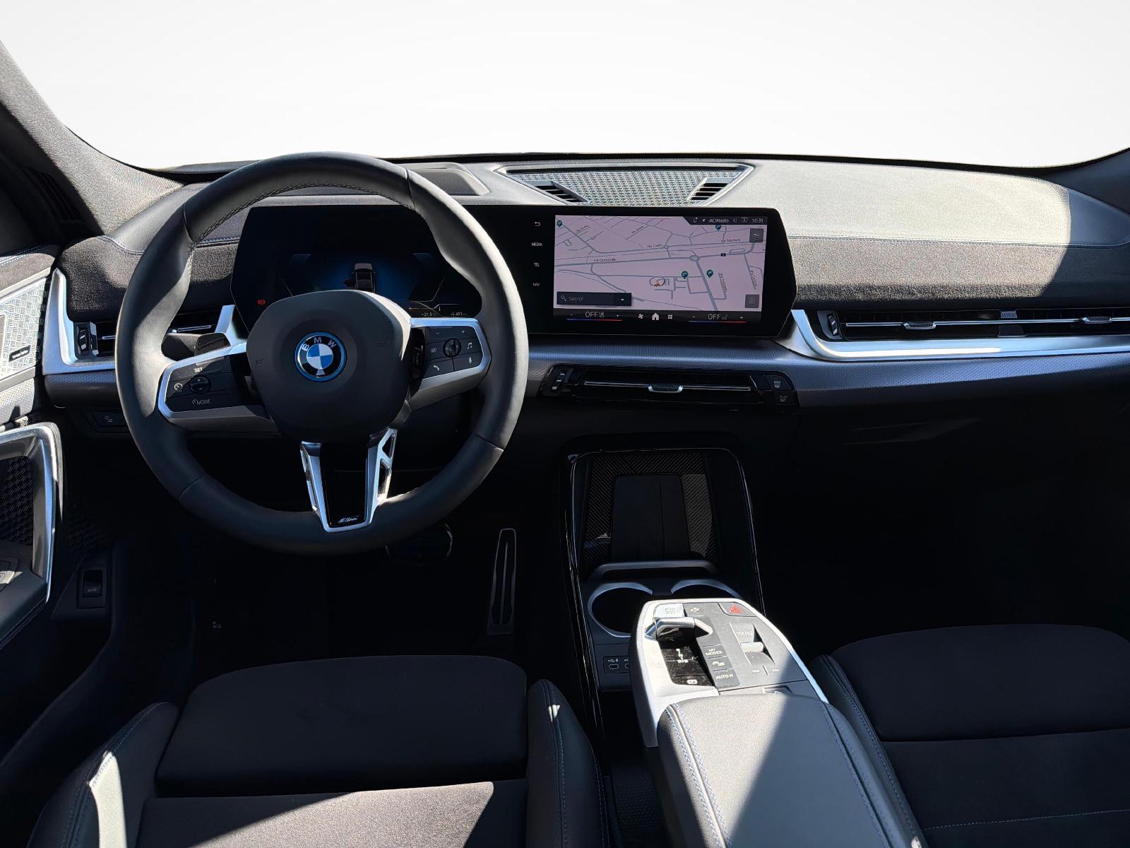 BMW iX2 30 xDrive-image-11