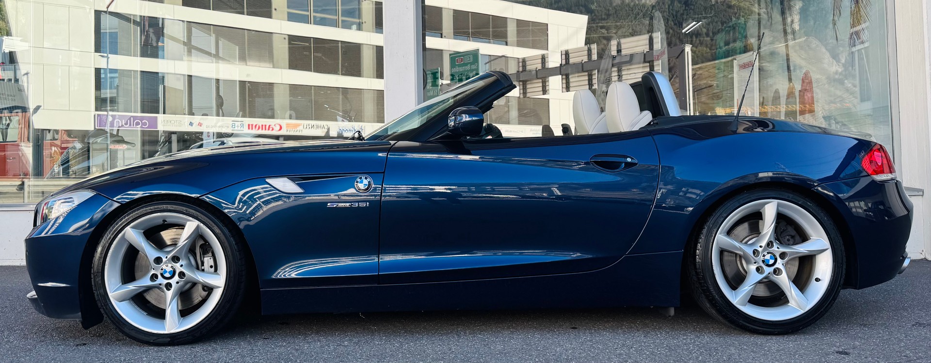 BMW Z4 sDrive35i DKG-showroom-element-2