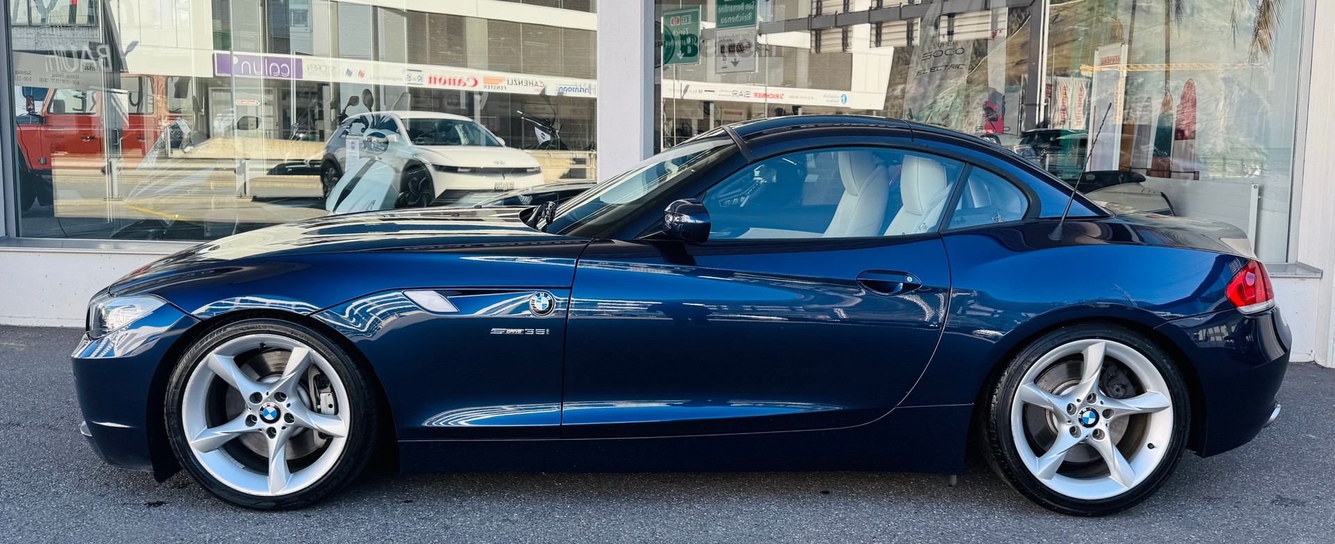 BMW Z4 sDrive35i DKG-showroom-element-3
